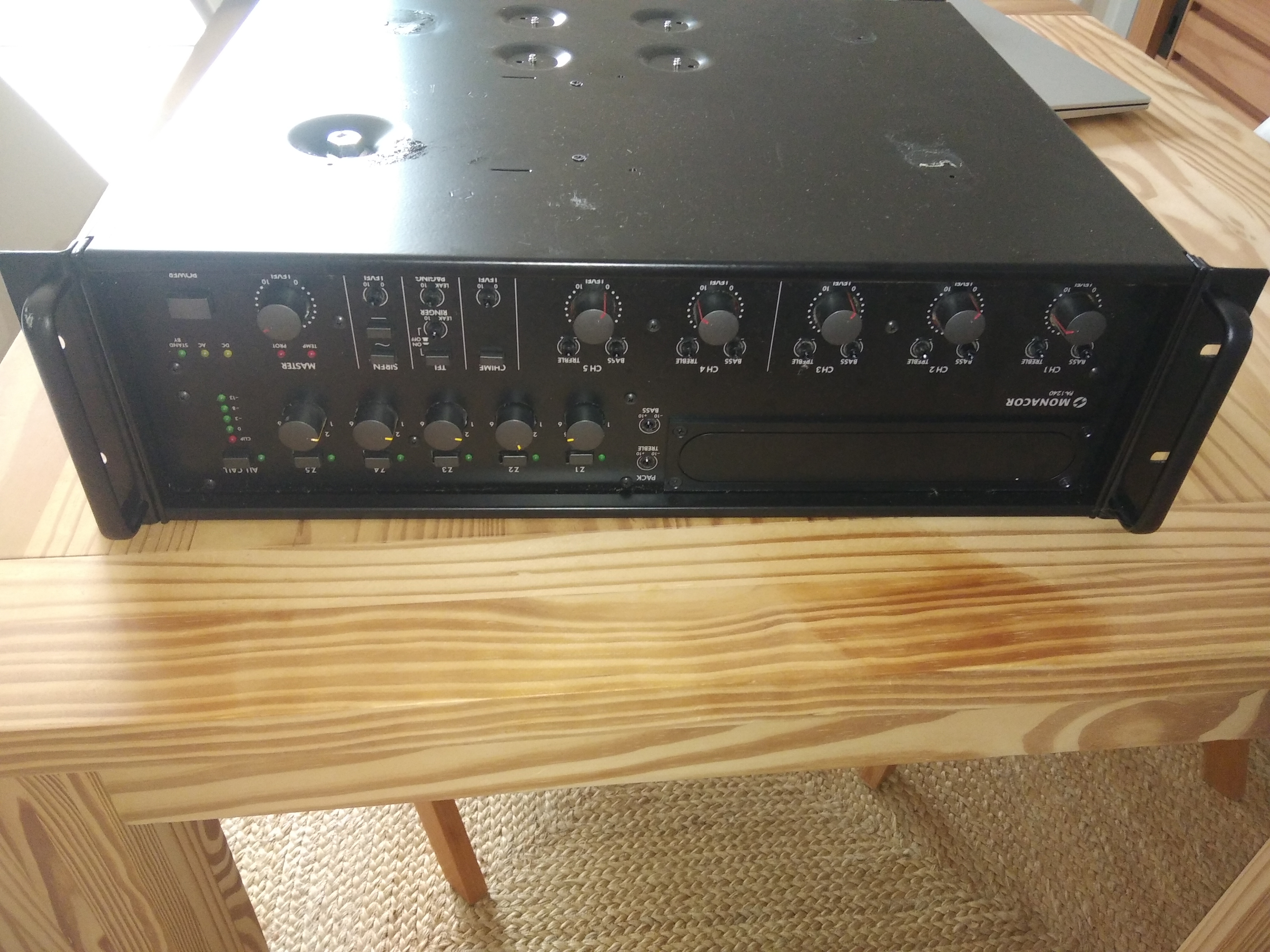 Vends Ampli public address pour installation 100 volts 5 voies. Idéal pour sonorisation lieu public, magasin,..... Comme neuf
