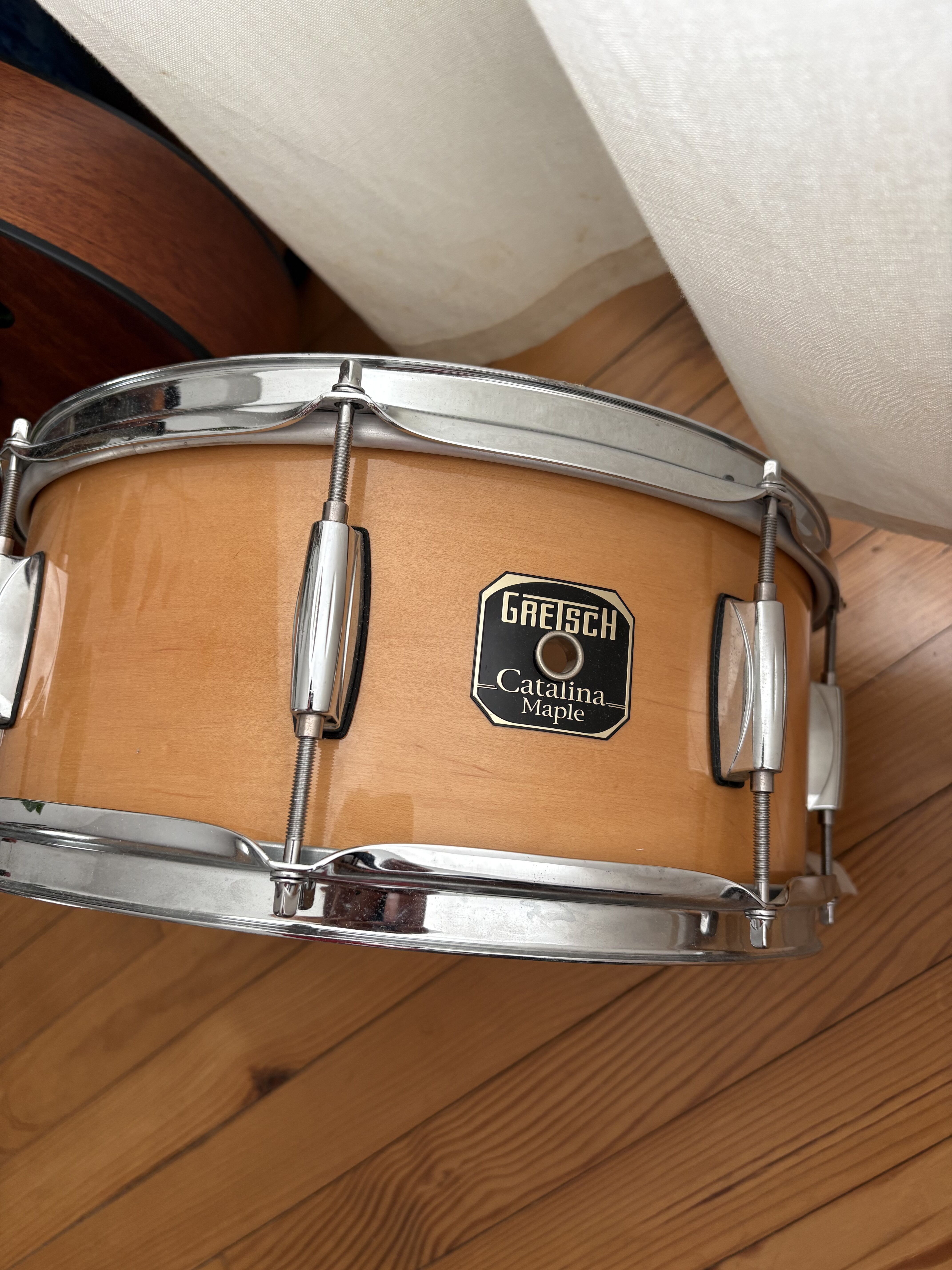 Caisse claire Gretsch Catalina Maple 14X6,5 avec peau Remo et pied