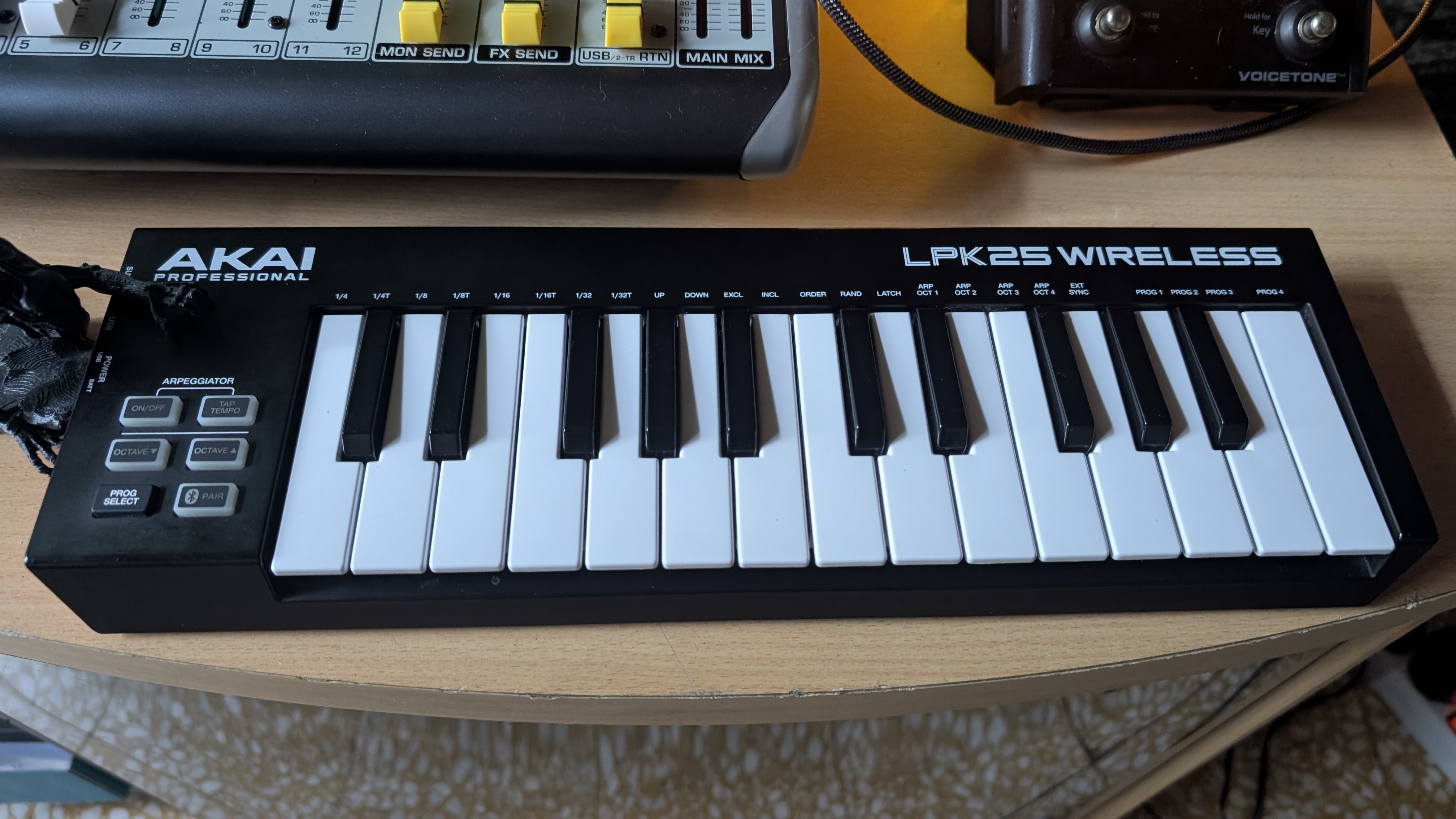 Akai LPK 25 Wireless Bluetooth + USB