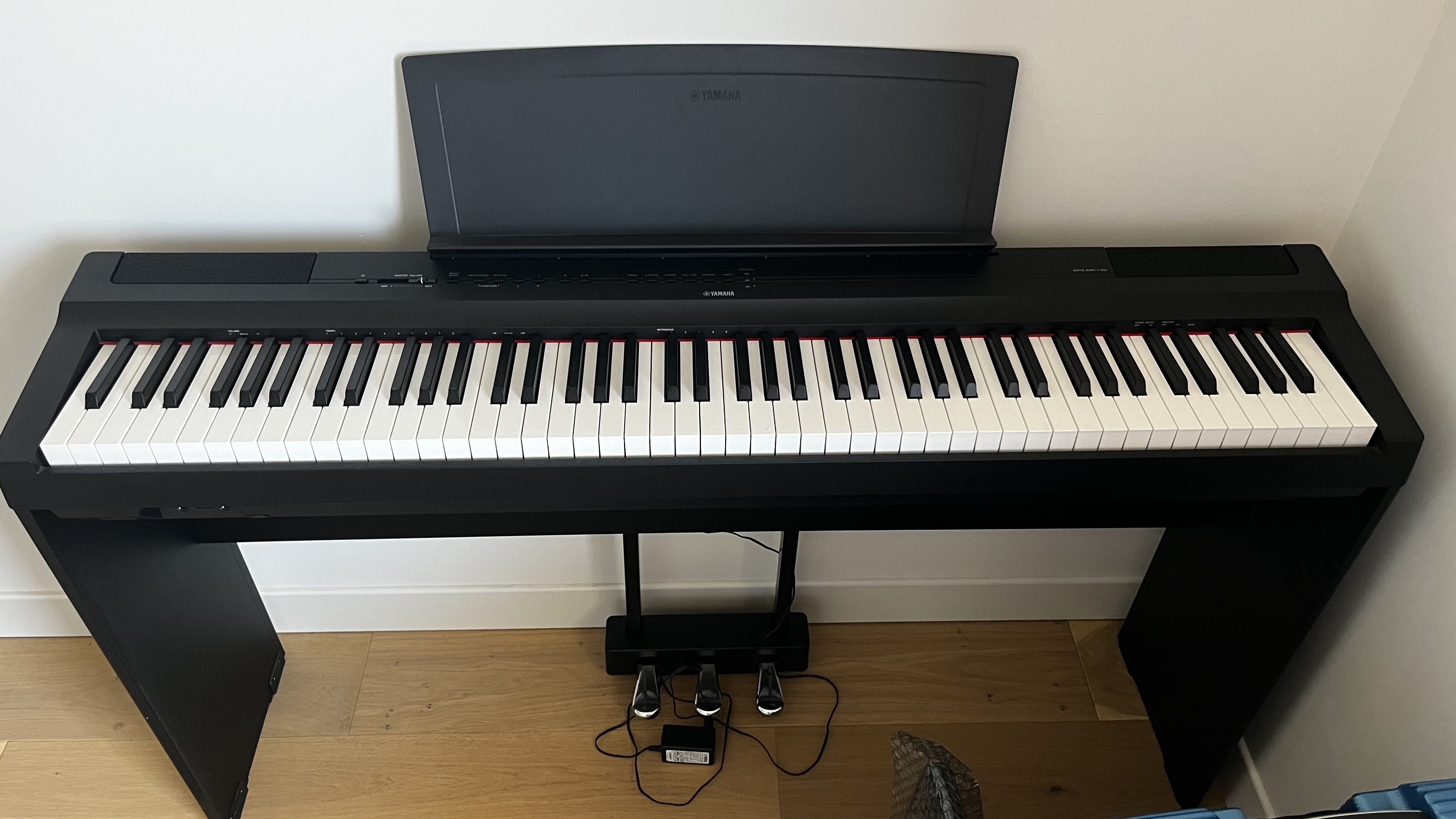 Piano Yamaha P125 avec meuble et pédales 