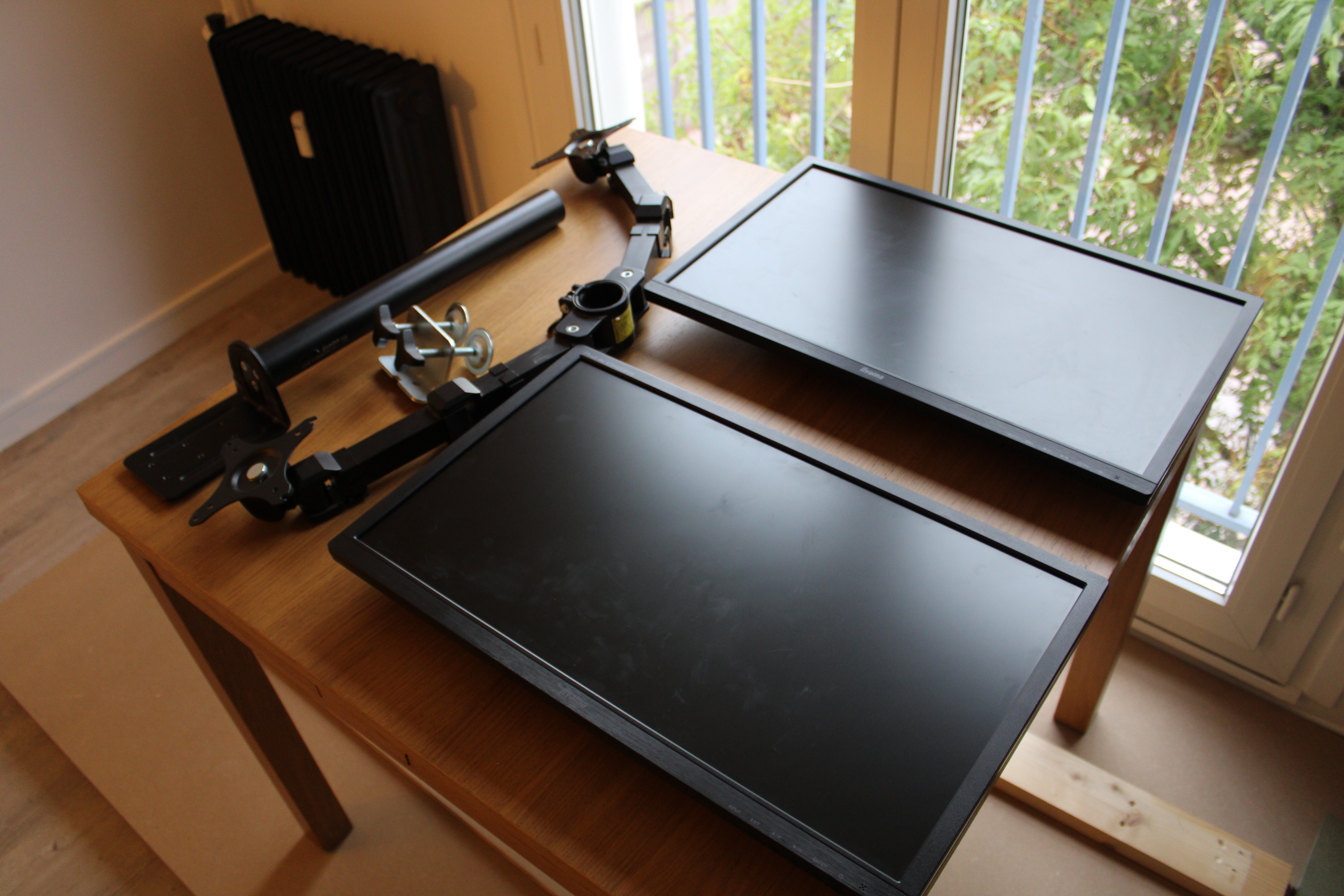 Vends deux écrans IIyama 24" ProLite XB2493HSU-B1 + une fixation double écran