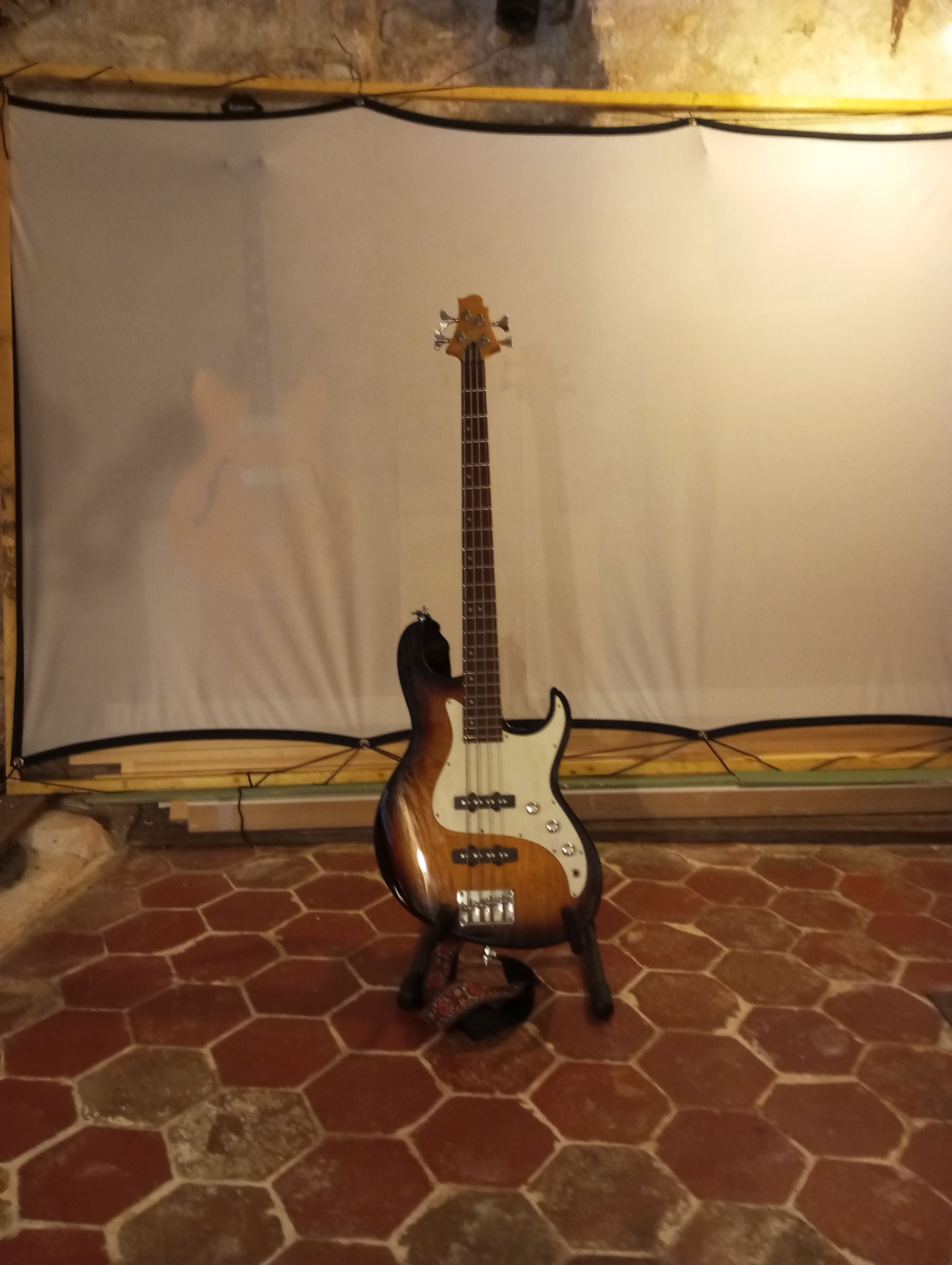 basse sunburst samick