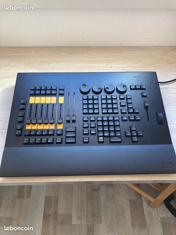 MA Lighting grandMA2 onPC Console lumière - Command Wing + housse de transport à vendre