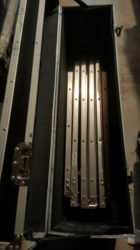 vends 2 ecrans cadres en valise  taille 3,66 m x 2,05 m avec sur chacun 2 toiles une face et une retro et 2 pieds telescopiques