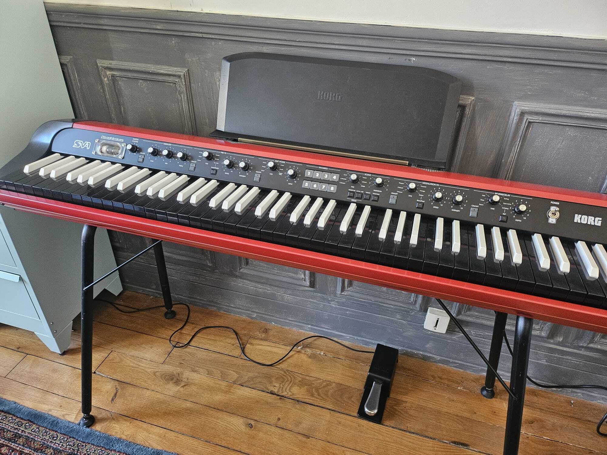 Korg SV-1 88 touches — édition limitée Reverse Keys et corps rouge + pédale, stand et housses