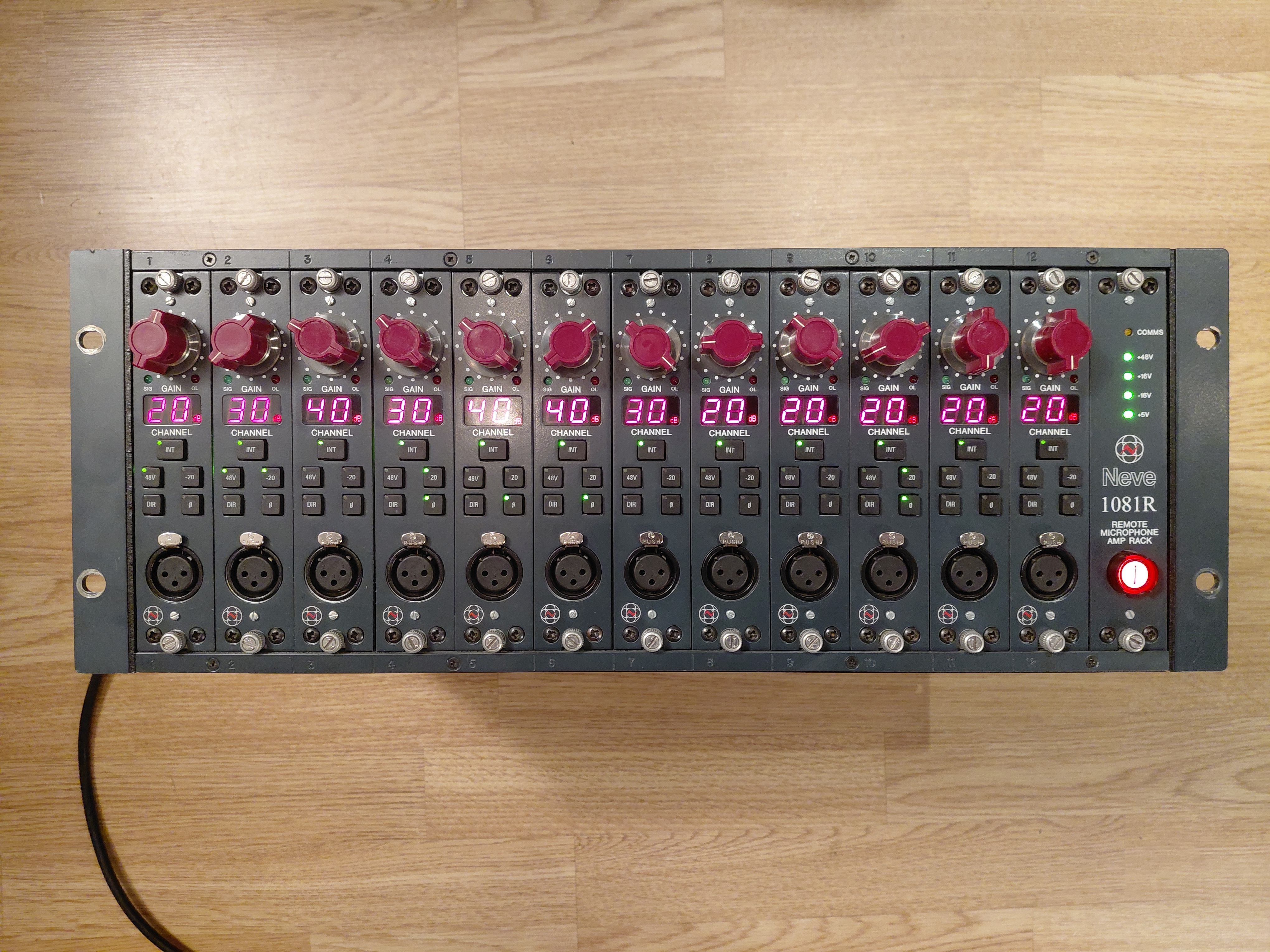 AMS NEVE 1081R — Rack 12 slots avec 12 préamps 1081 rouges + Flight Case Gator suspendu + mini PC pour télécommander à distance