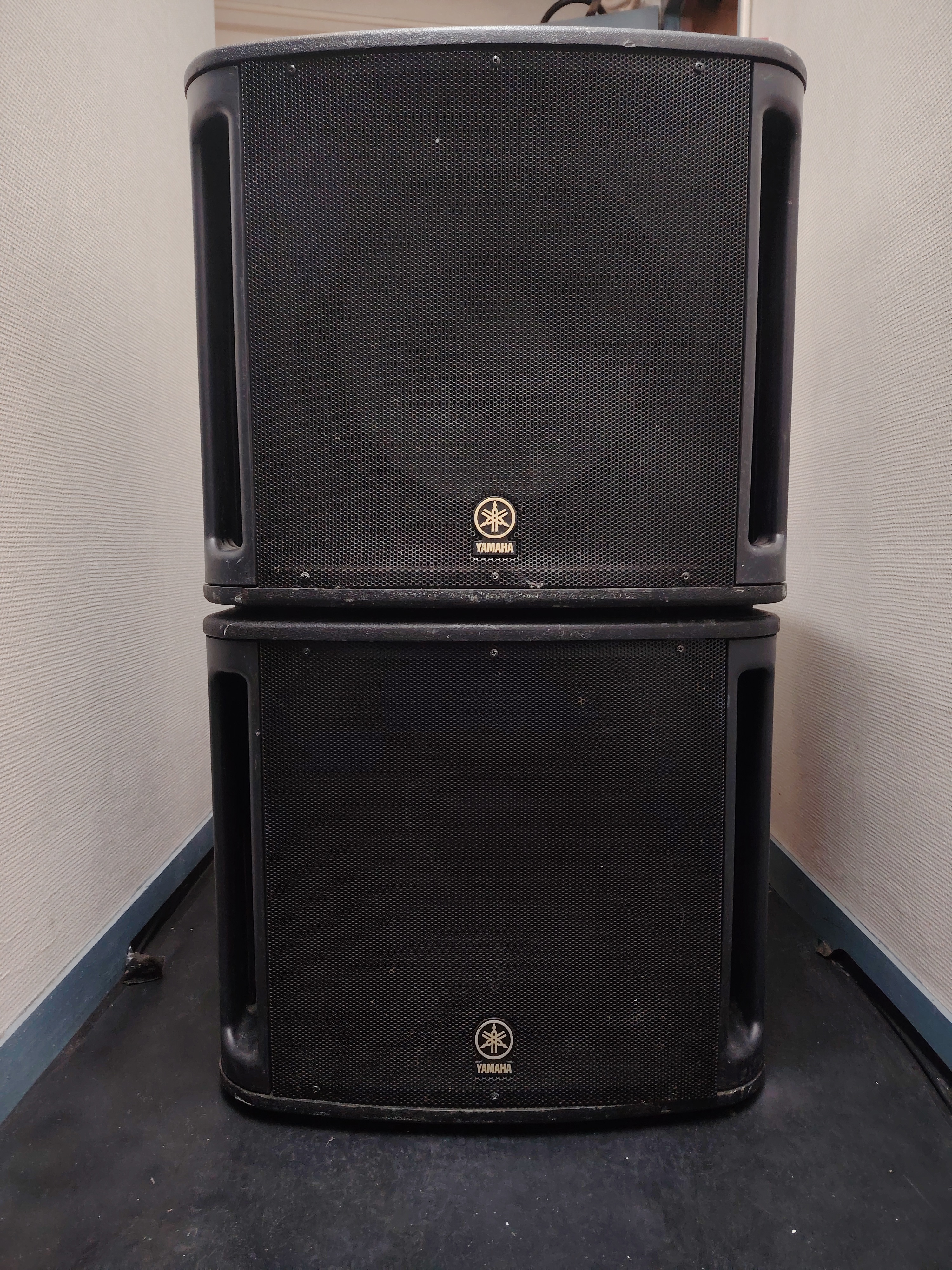 À VENDRE !!! 2 caissons de basse Yamaha MSR800W – Très bon état – Sono professionnelle