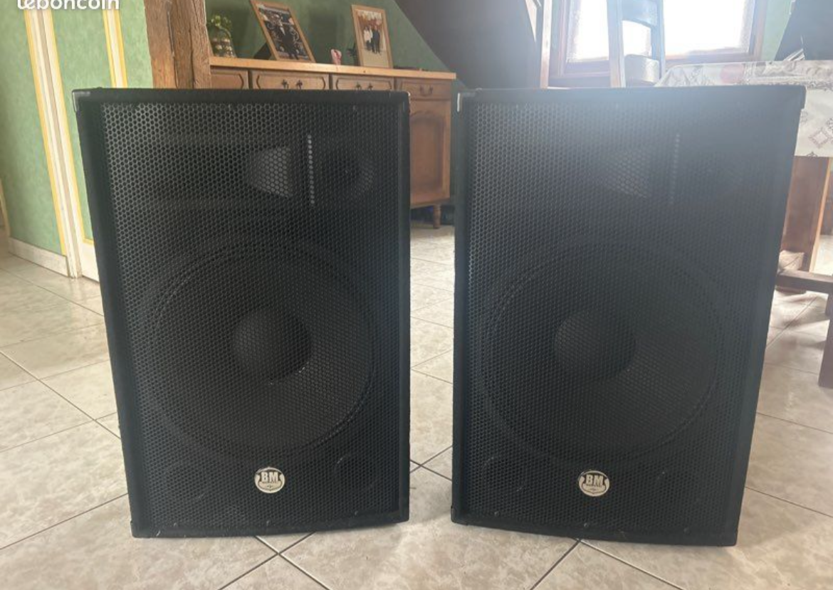 PACK SONO 700W - PAIRE D'ENCEINTE + AMPLIFICATEUR 2000W + CABLES