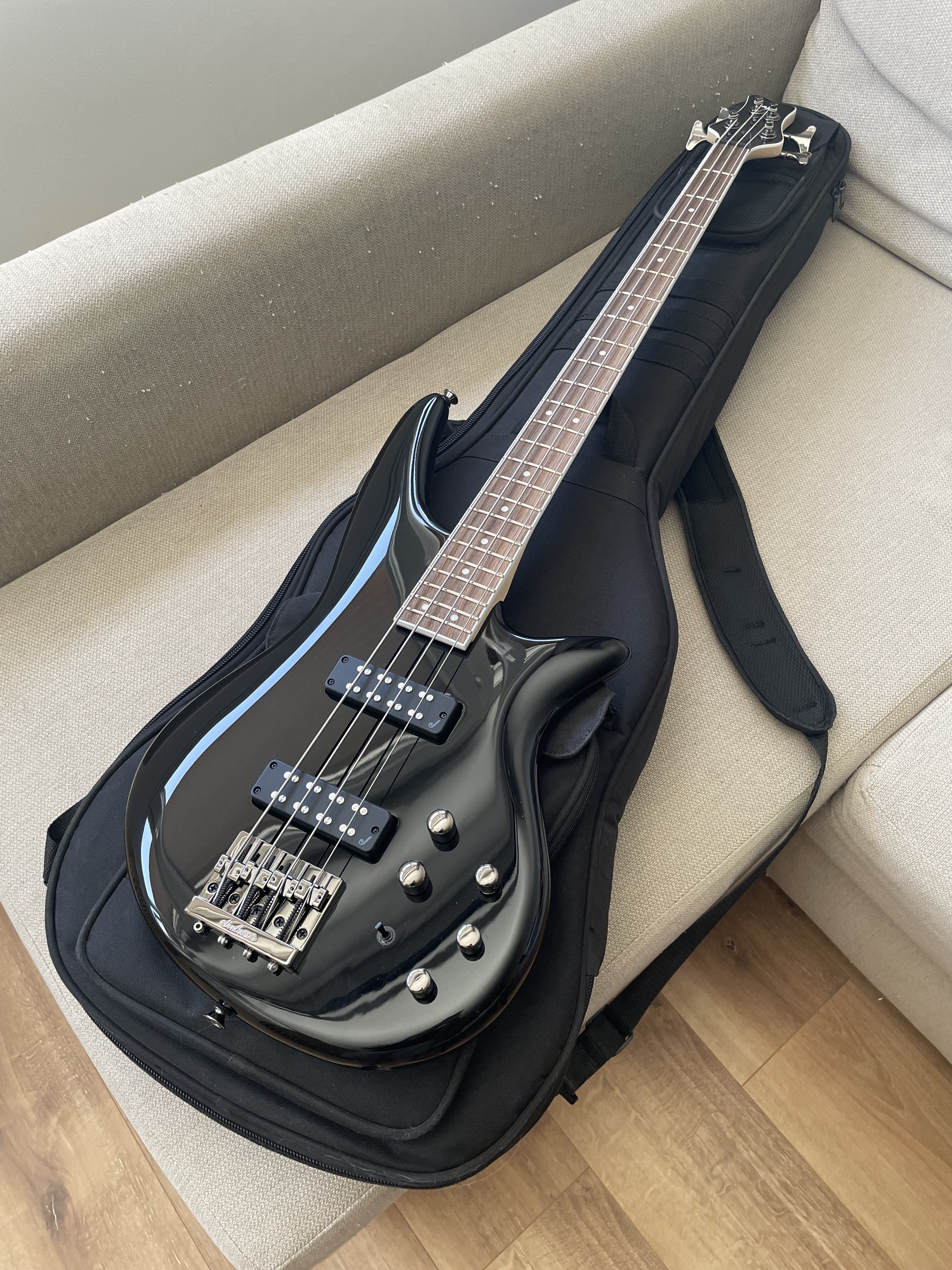 Vends Basse Jackson Spectra JS3 Gloss Black + Housse / Neuf sans étiquette