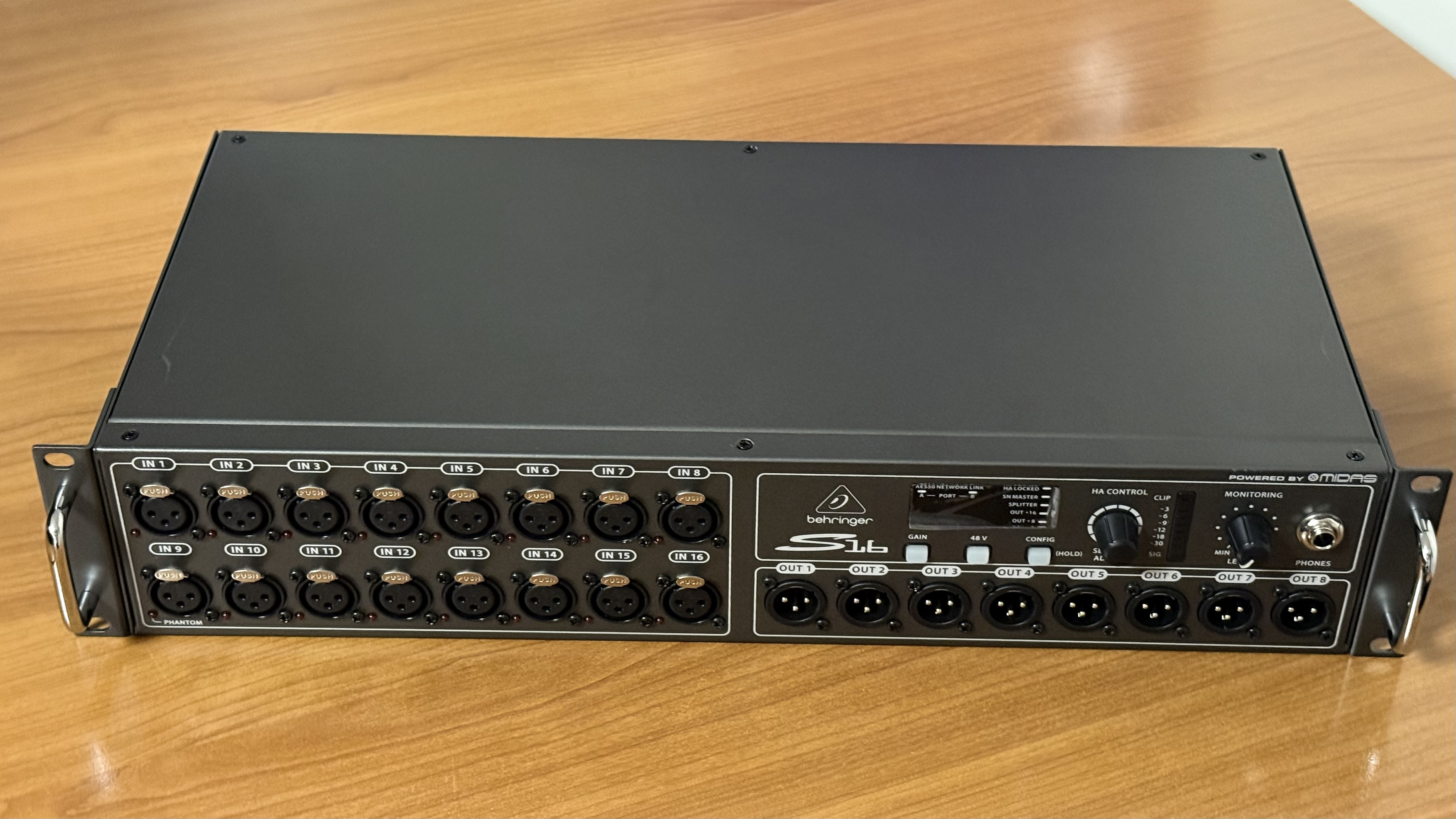 Behringer S16 – 16 entrées / sorties numériques