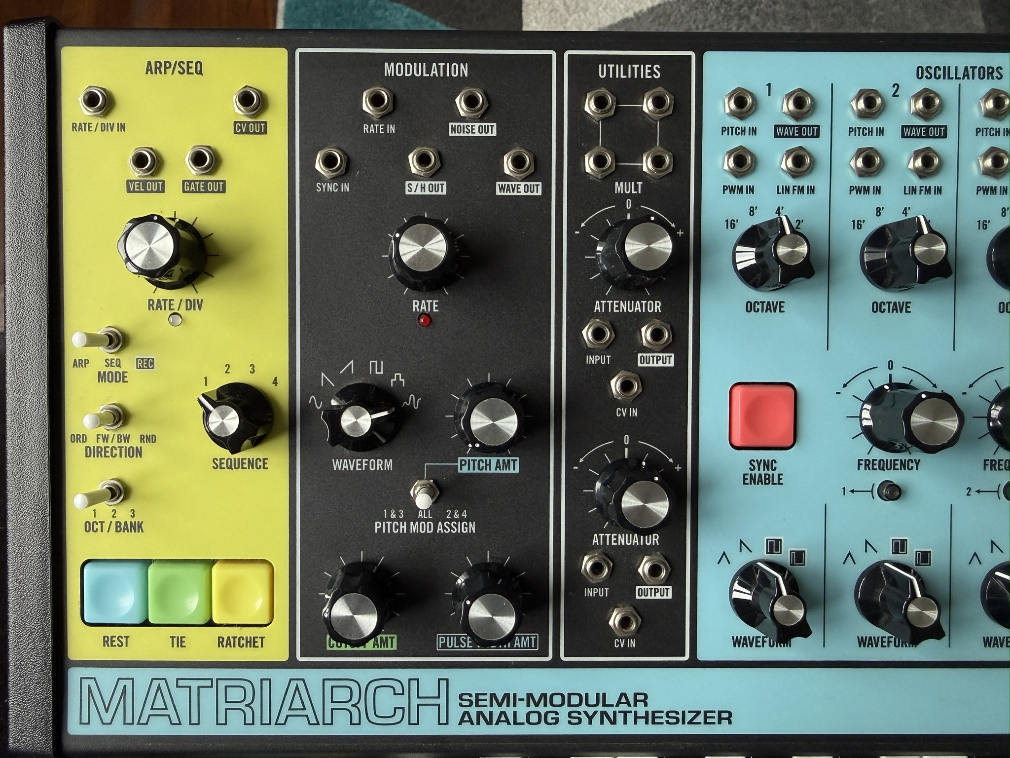 Vends Moog Matriarch avec cables et protection en plus