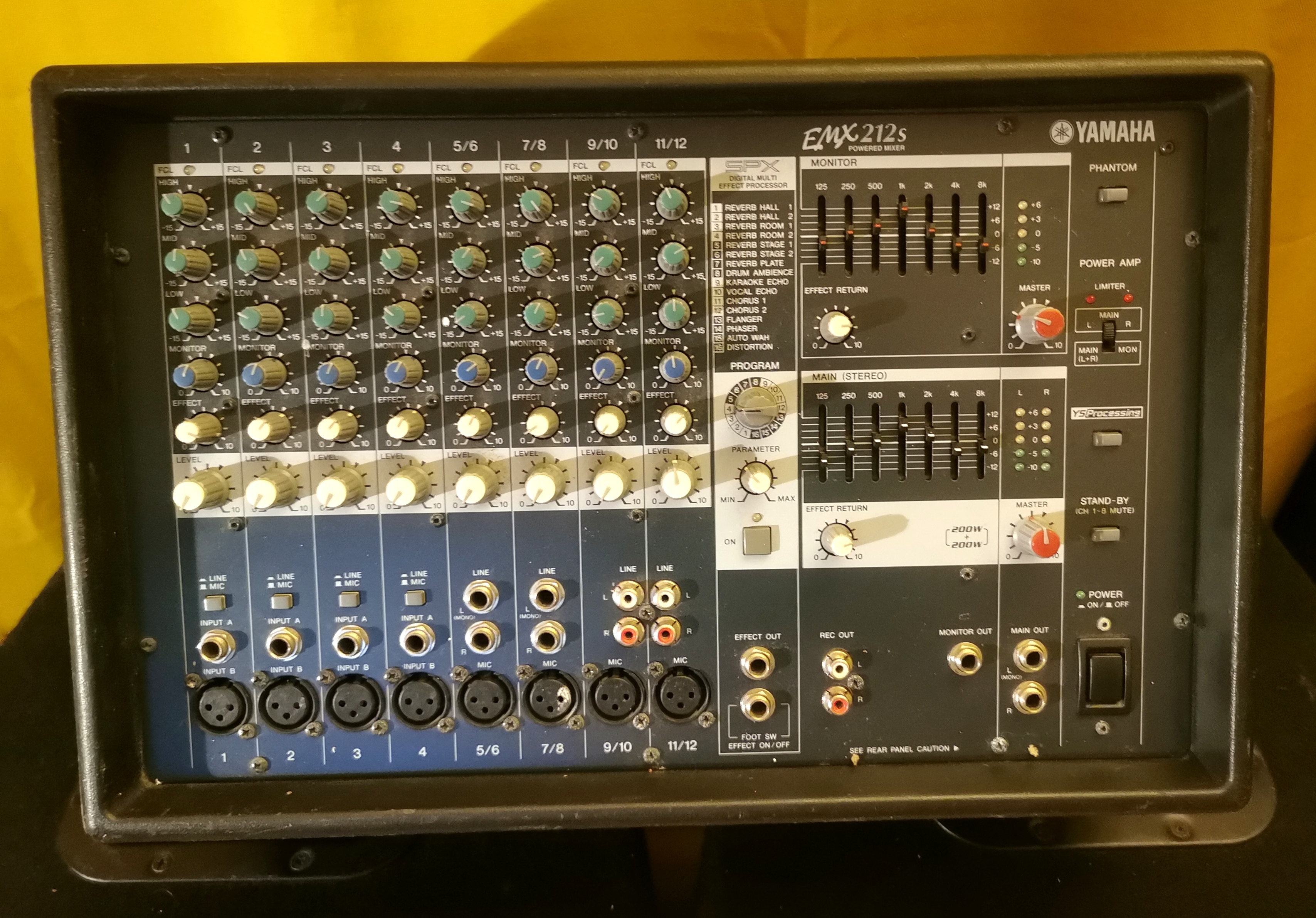 Vends table de mixage amplifiée YAMAHA EMX212S pour un son de haute qualité, increvable et elle résiste à la chaleur ambiante