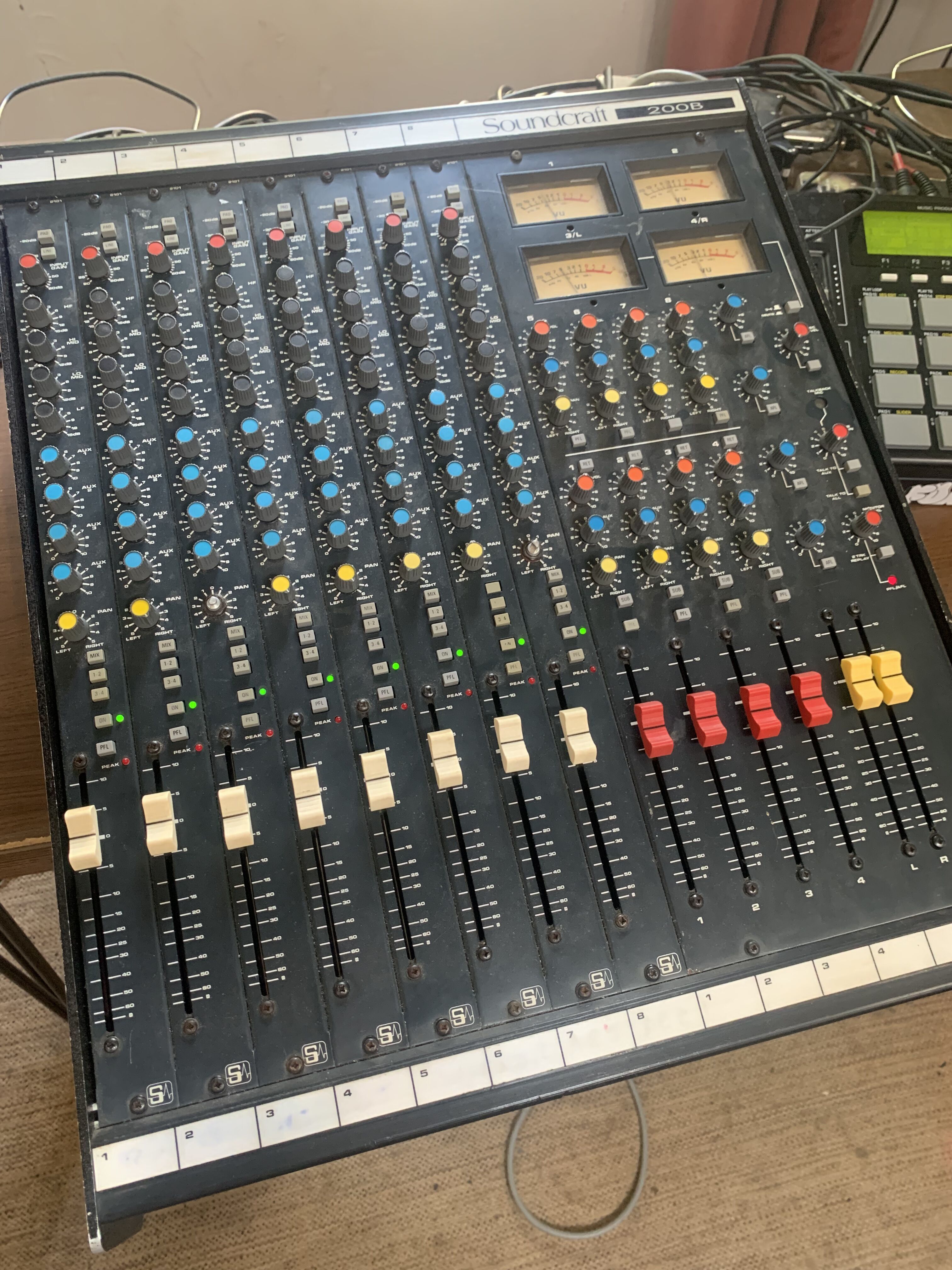 Vends mixer Soundcraft 200B en très bon état