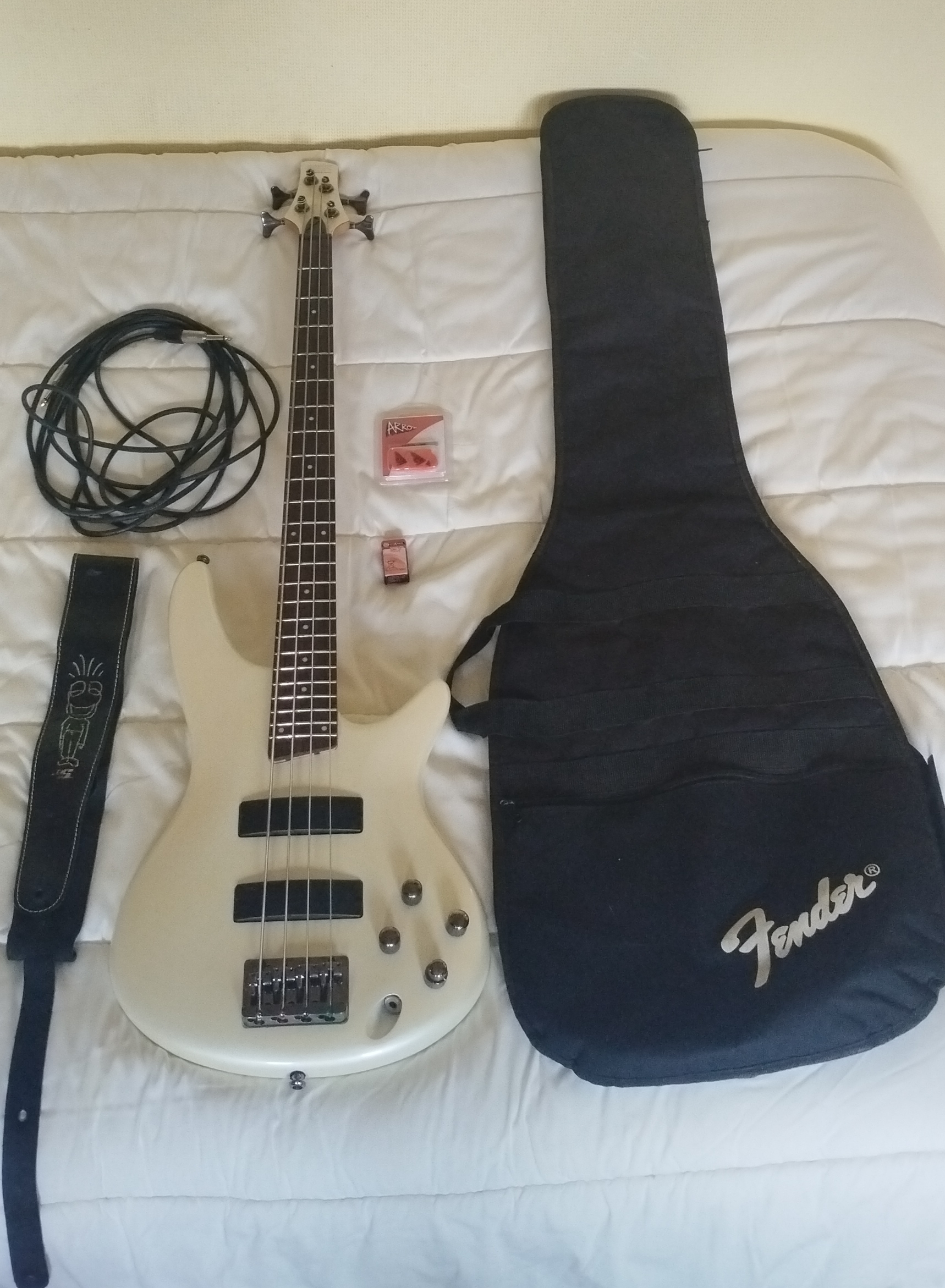 Vends Guitare basse Ibanez Sr300 Blanche 