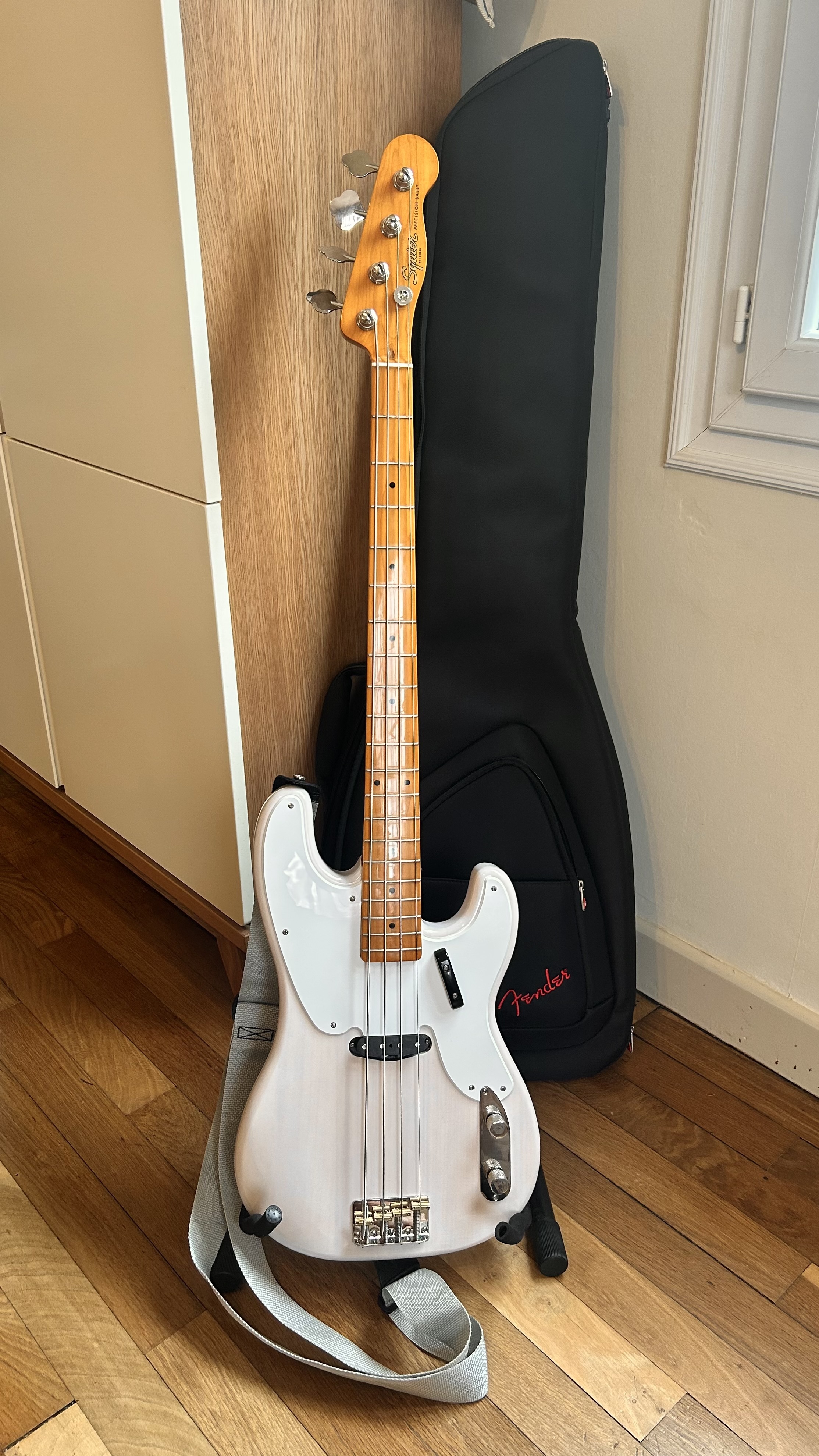 Vends basse Precision Bass Squier CV50s avec sa housse Fender FB620