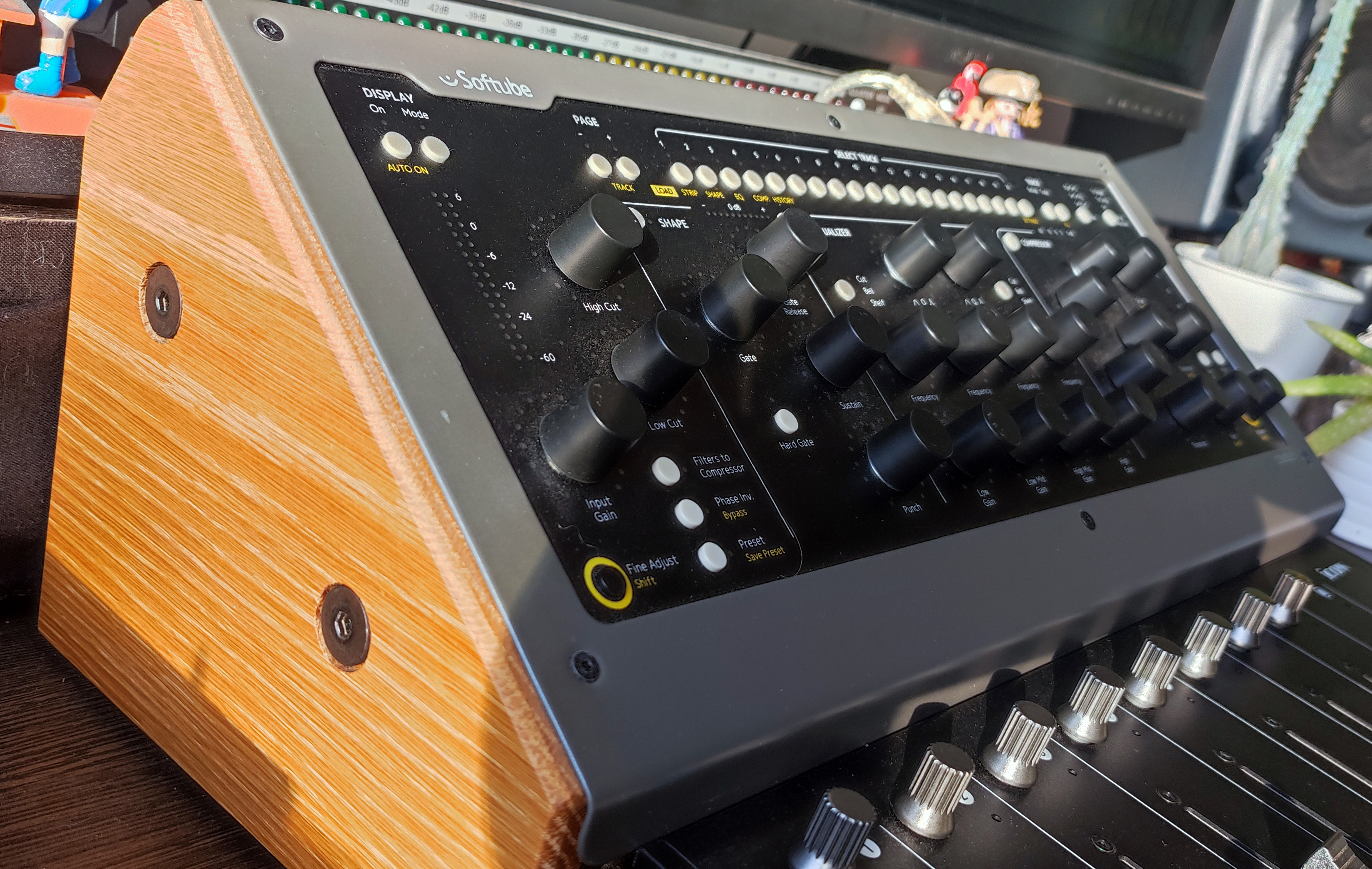 Contrôleur Softube Console 1 MKII et son support en bois