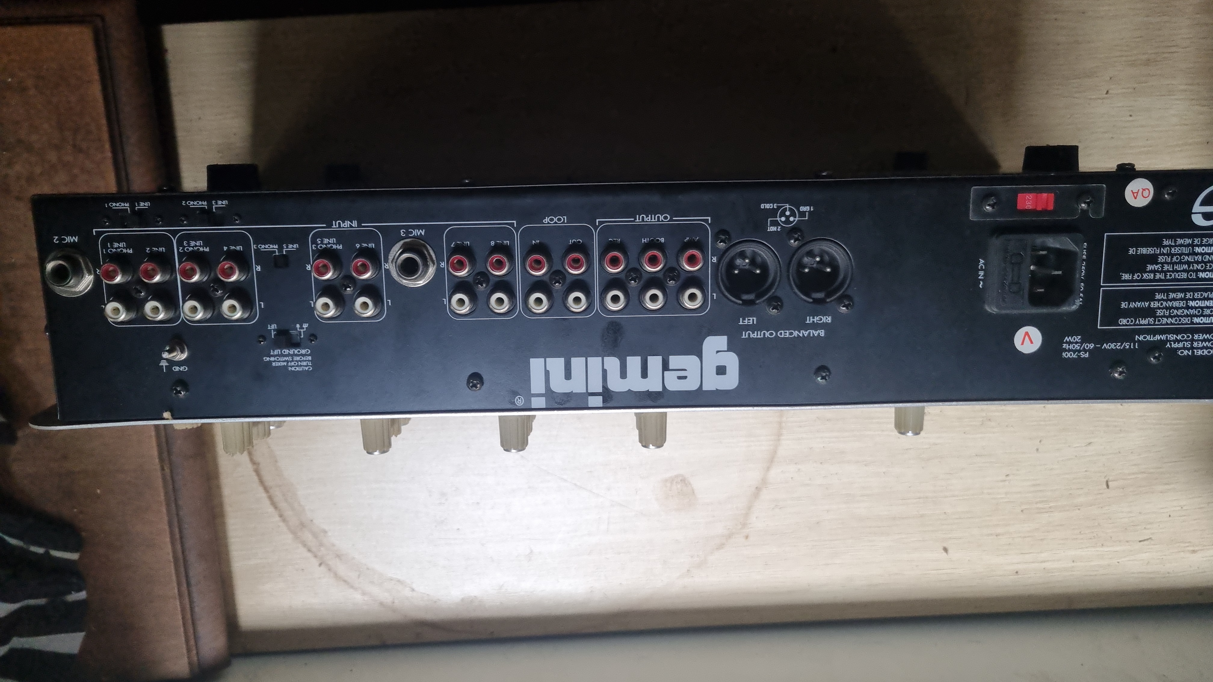 Table de mixage DJ Gemini PS-700i — Format rack 19" Table de mixage 