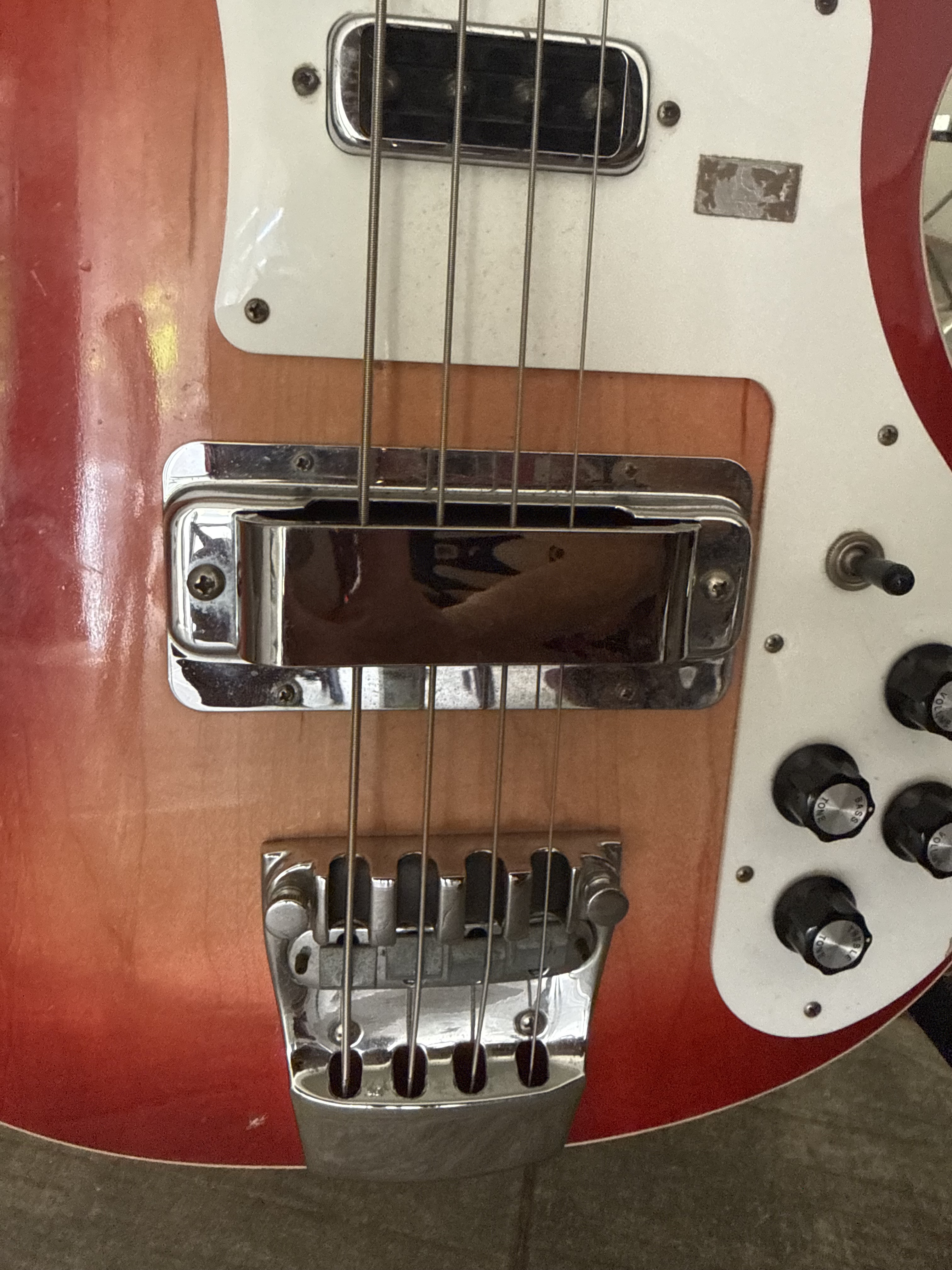 vends basse Rickenbacker 1999