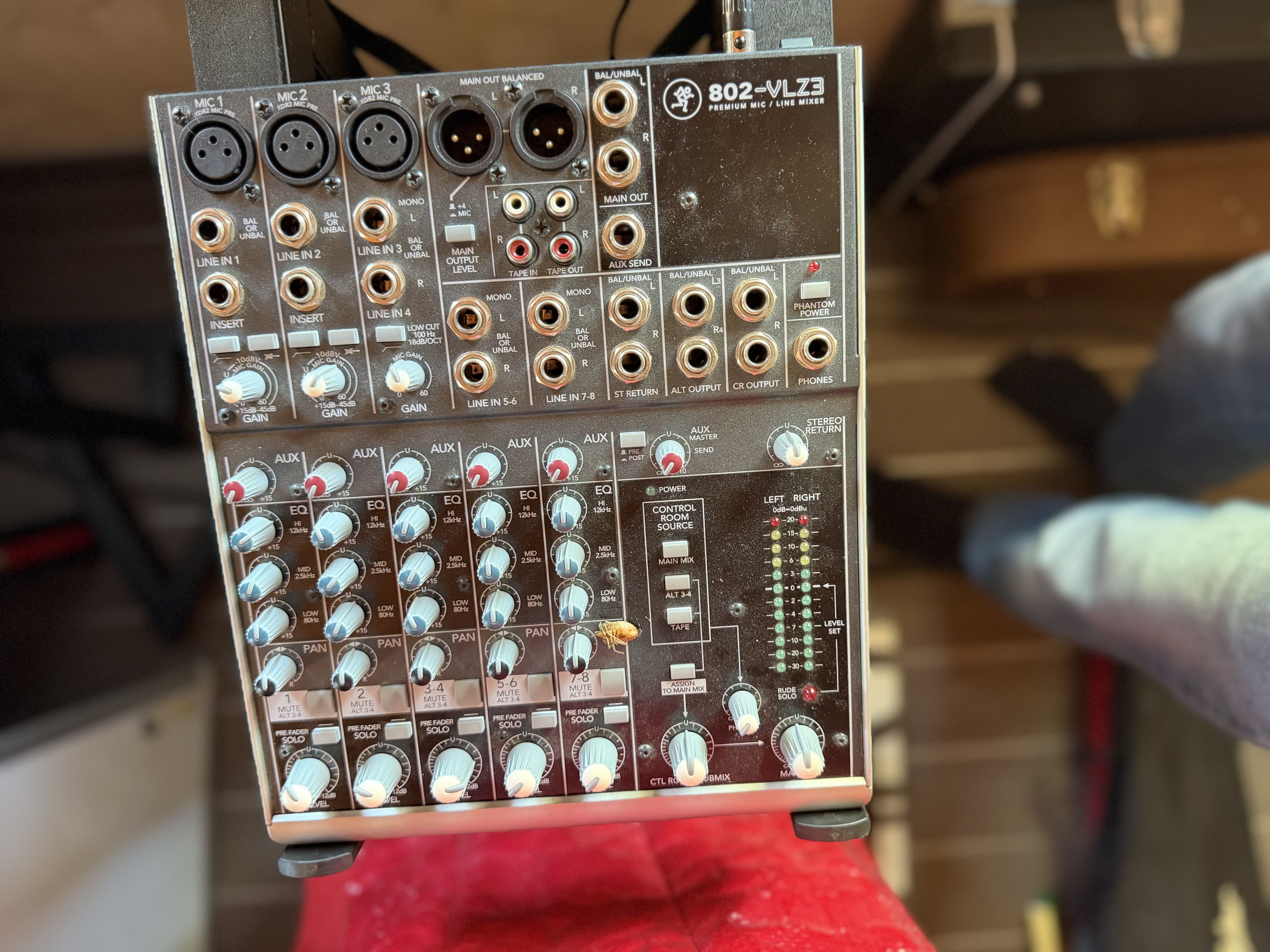 Mackie 802 VLZ3 + Support Live + Valise Case COMPLET