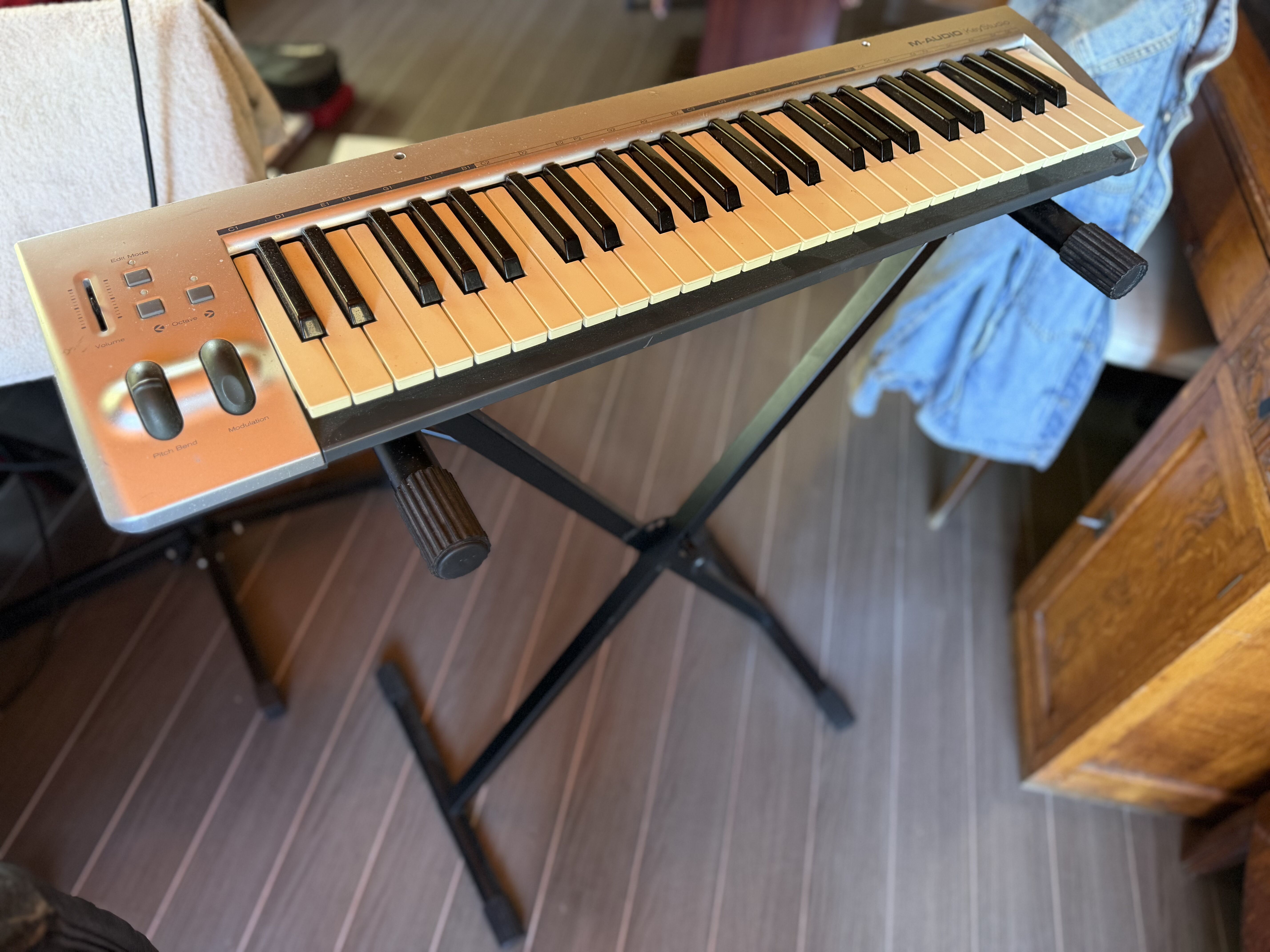 M AUDIO Key Studio + Support X + Pédale Sustain COMPLET
