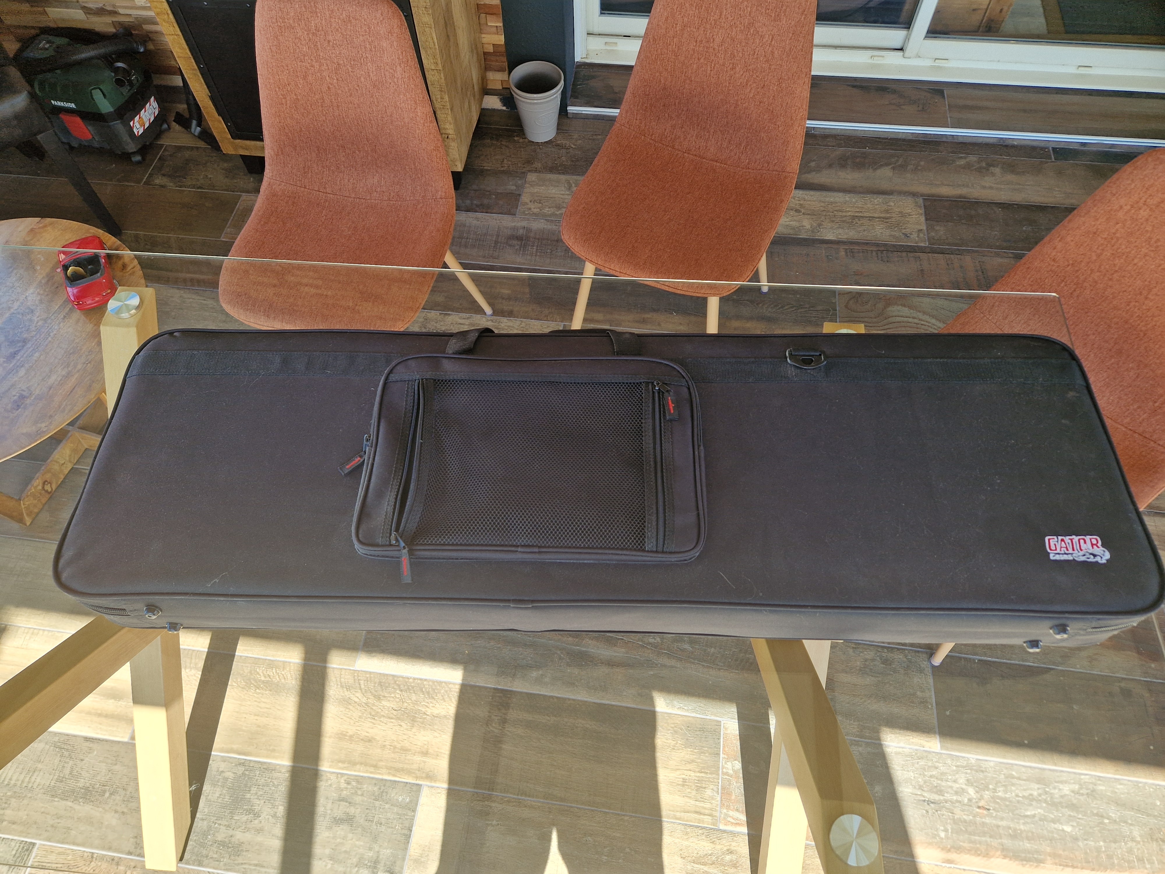 Vend étui rigide Gator Cases pour Basse. 