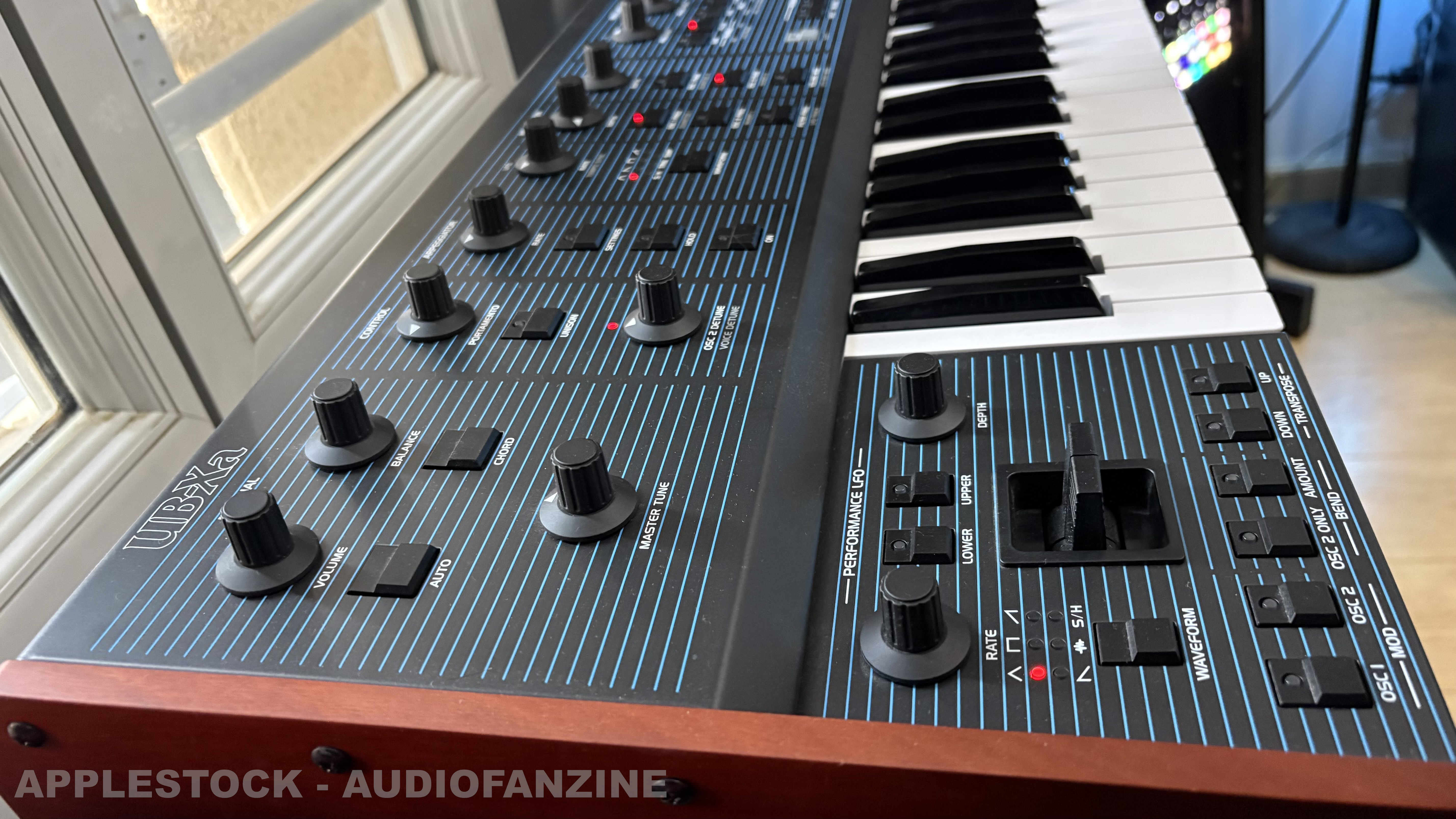 Behringer UB-Xa comme neuf, première main, sous garantie.