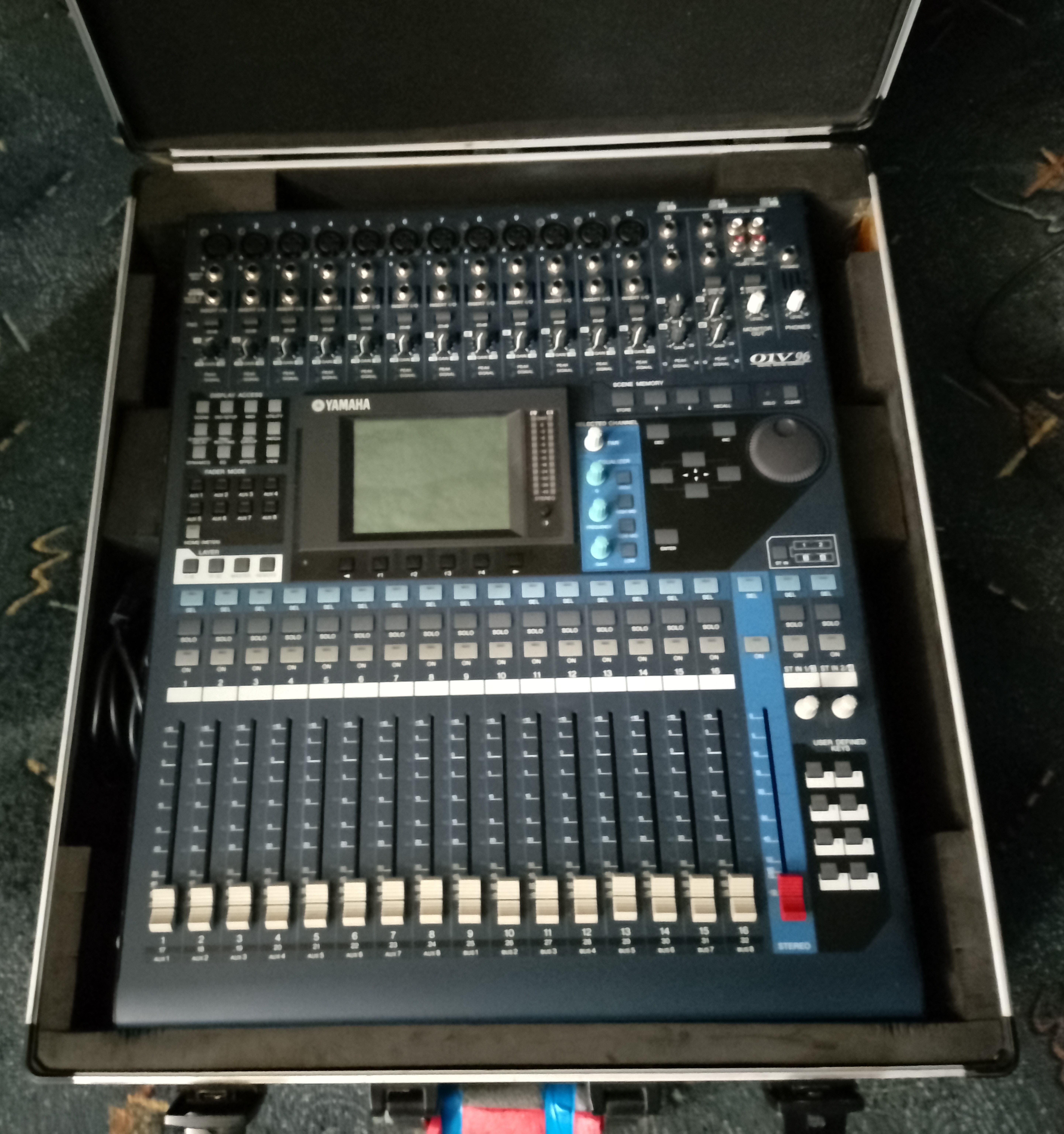 vend yamah 01v96vcm avec carte son my16-mLAN +ada800 avec flight case