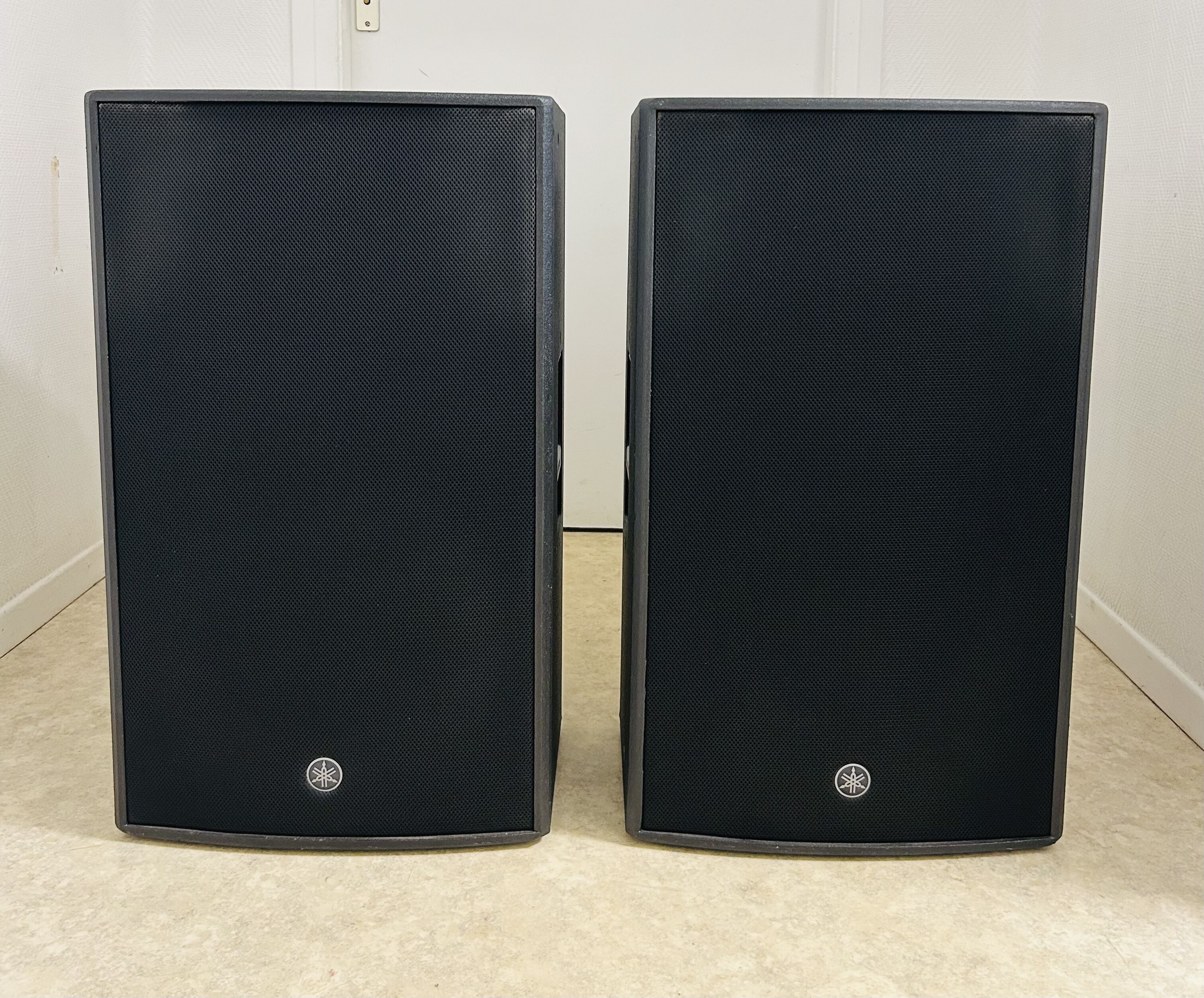 2 enceintes YAMAHA DZR15 avec housses – état exceptionnel – garantie 2029