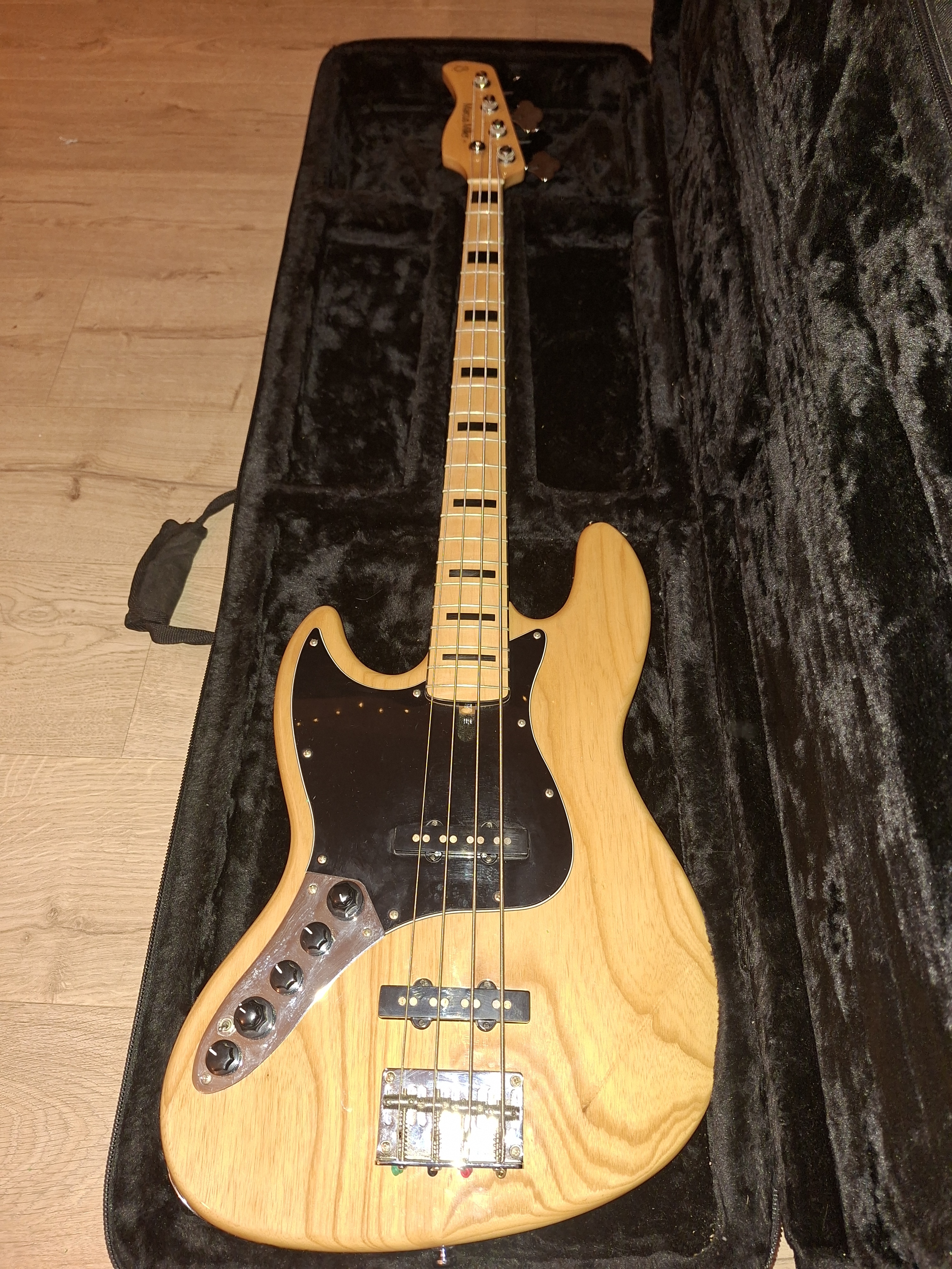 Vends basse gaucher Sire Marcus Miller V7 Ash Gen 1 4 cordes (LH) en étui semi-rigide