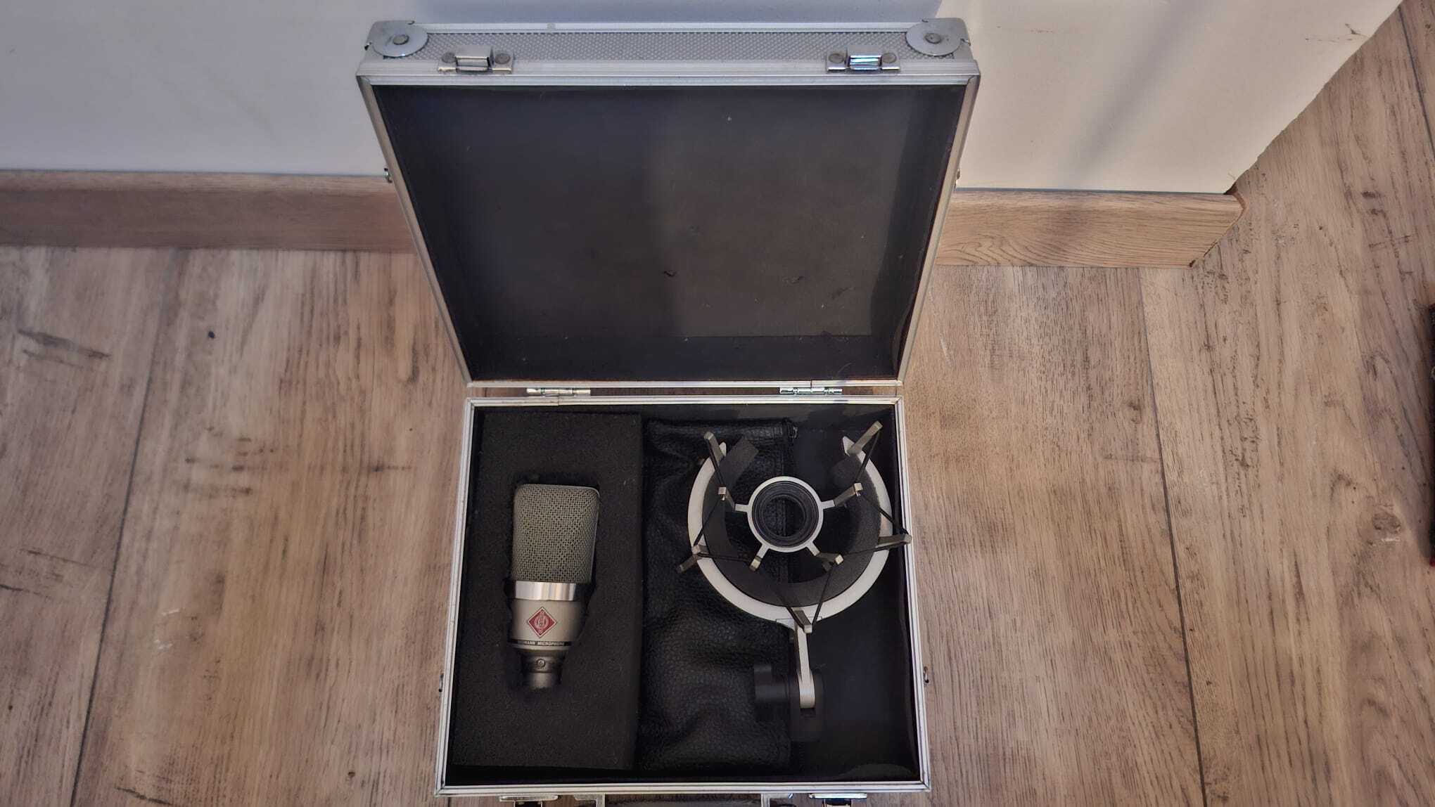 Je vends mon microphone  Neumann TLM 102 en très bon état.