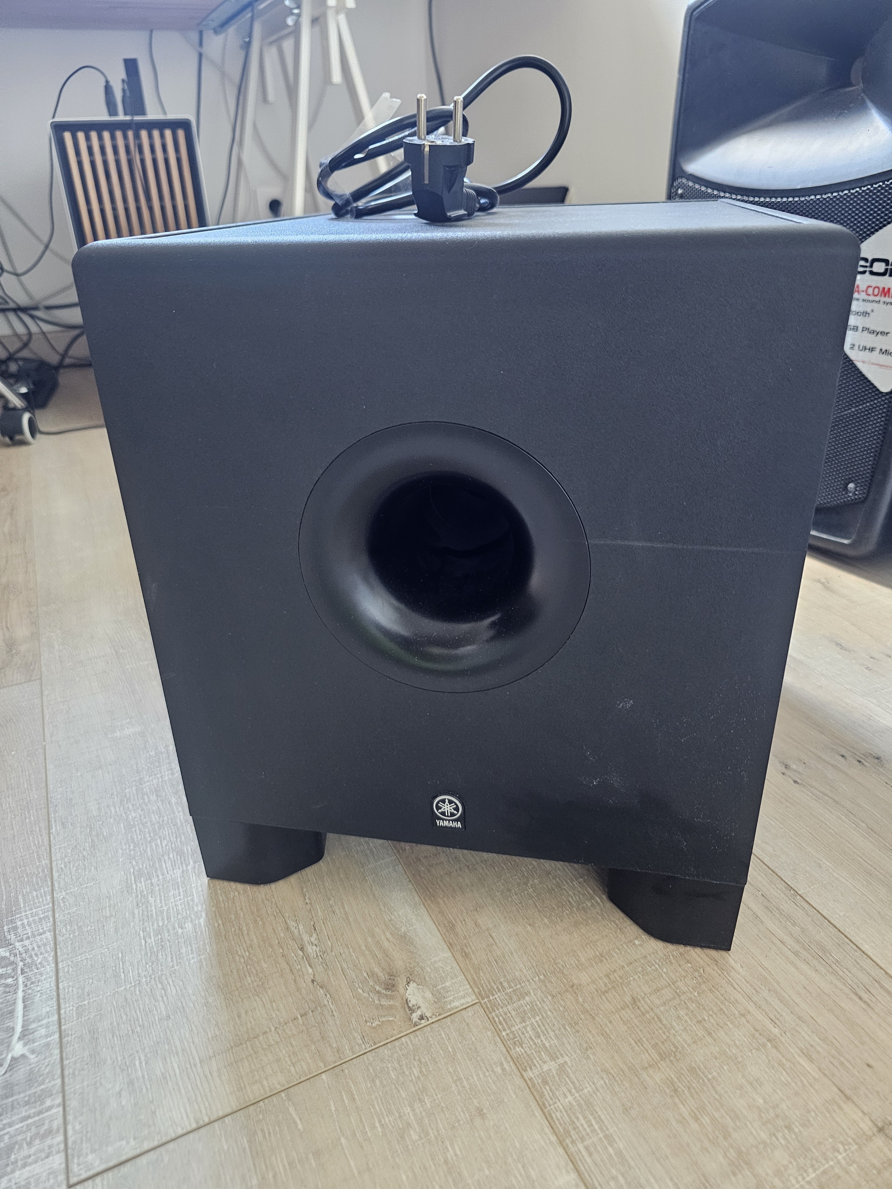 Yamaha HS10W 