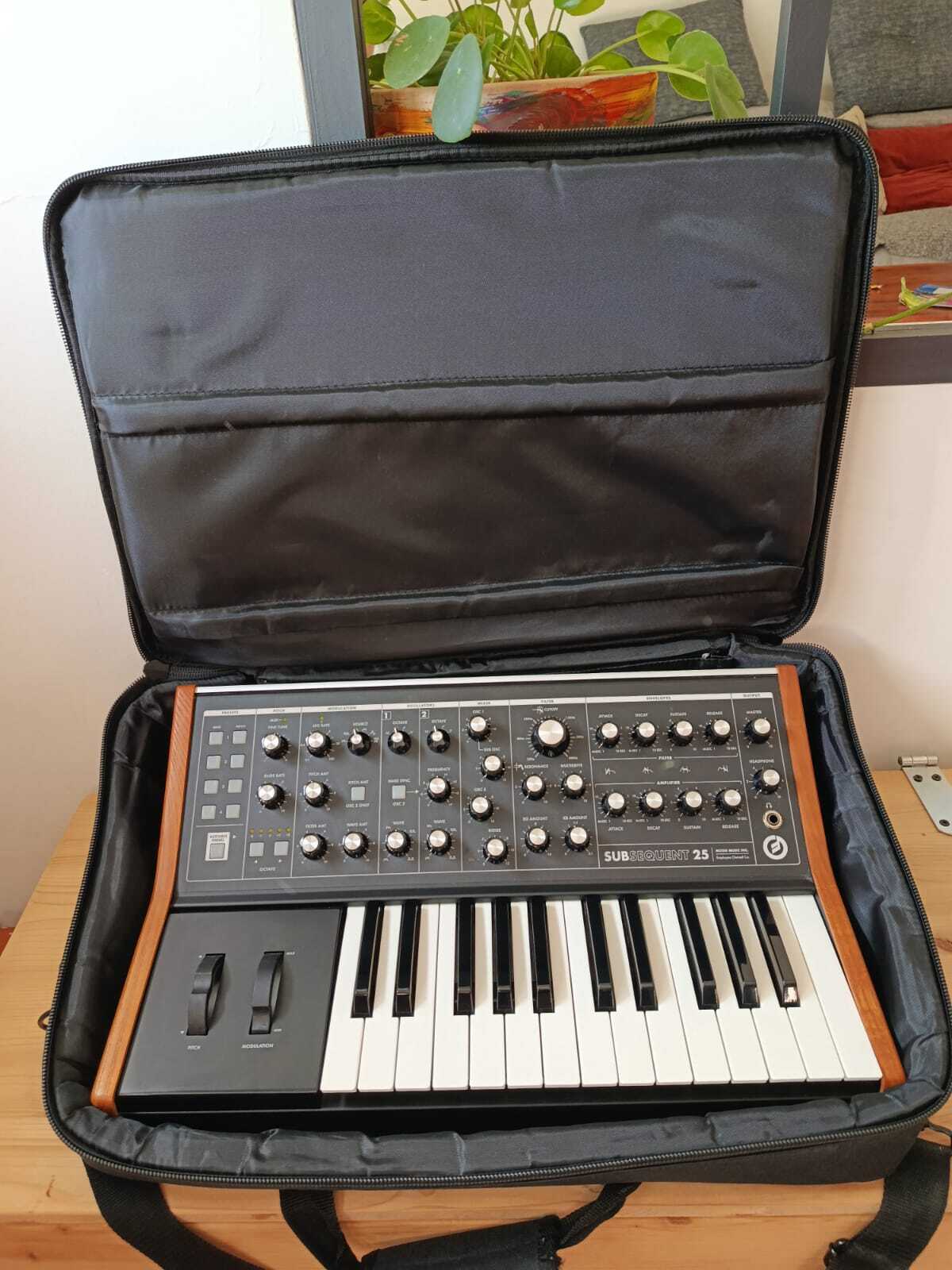 Vends Moog Subsequent 25 (avec housse Moog)