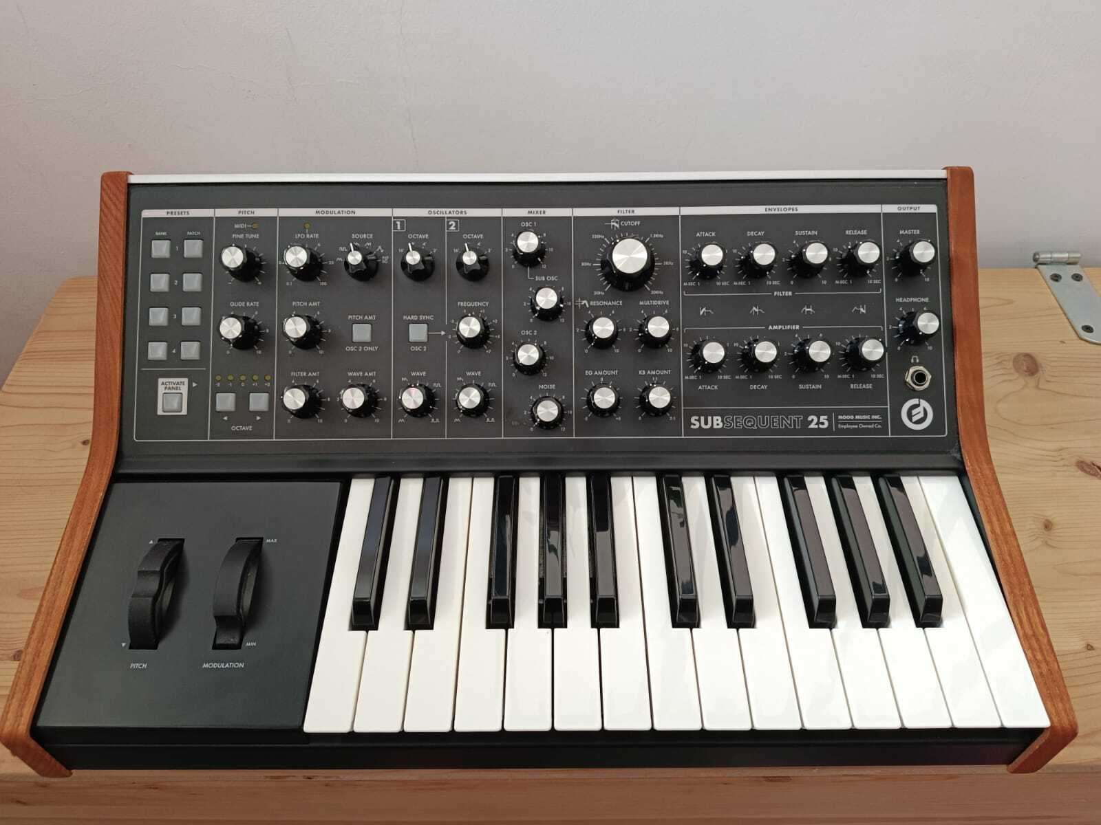 Moog Music Subsequent 25 (72402)