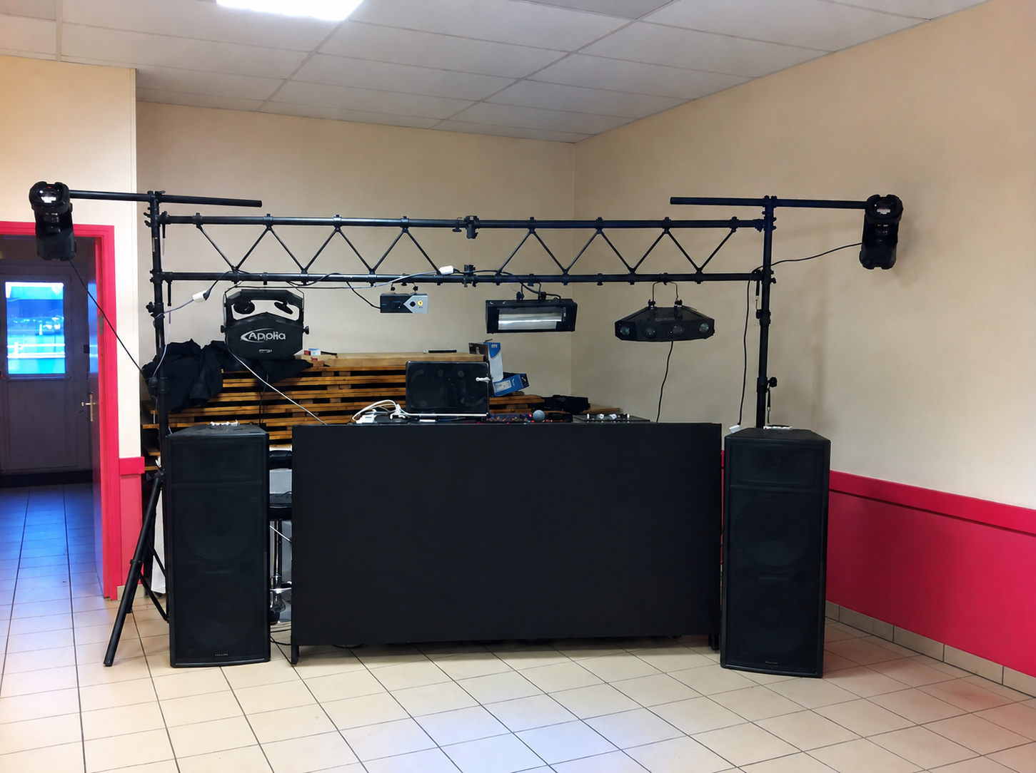  LOT SONO DJ COMPLET – 2 ENCEINTES KOOL SOUND – 2 DJ SPOT – LUMIÈRES – STRUCTURE