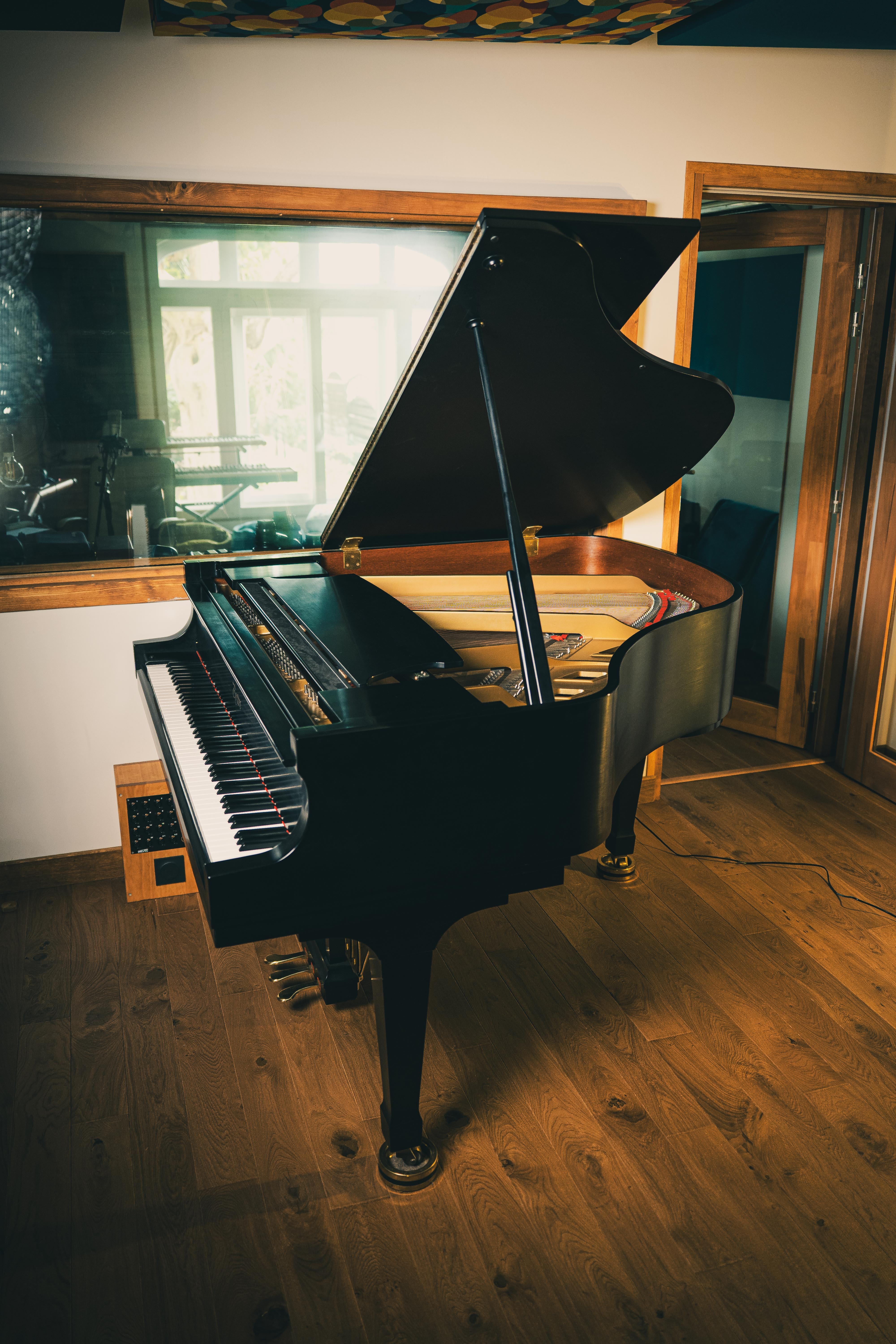 Piano quart de queue GP156 - finition noir mat