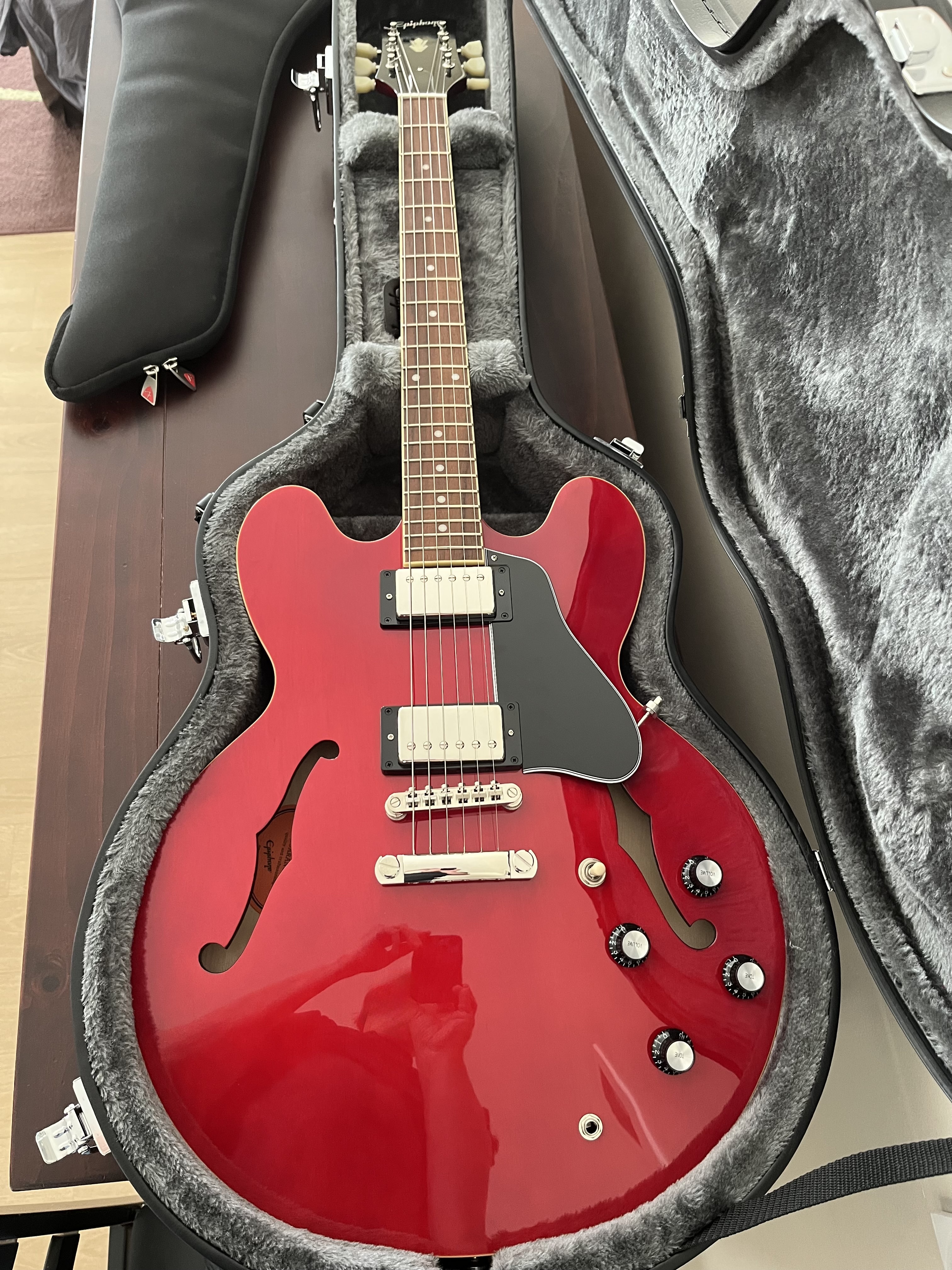 Guitare Epiphone ES 335 Cherry + Etui Rigide Epiphone, Etat Neuf + Garantie (Pas d’Envoi)