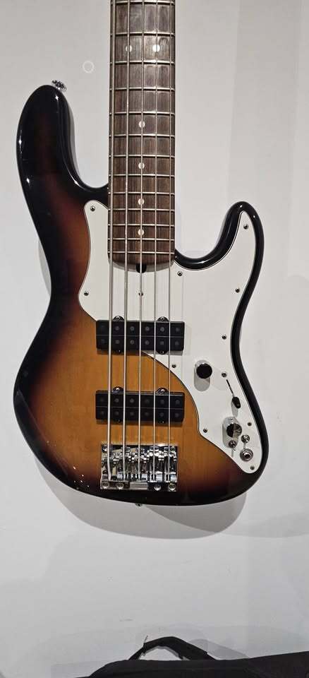 Basse Fender American  Roscoe Beck V strings