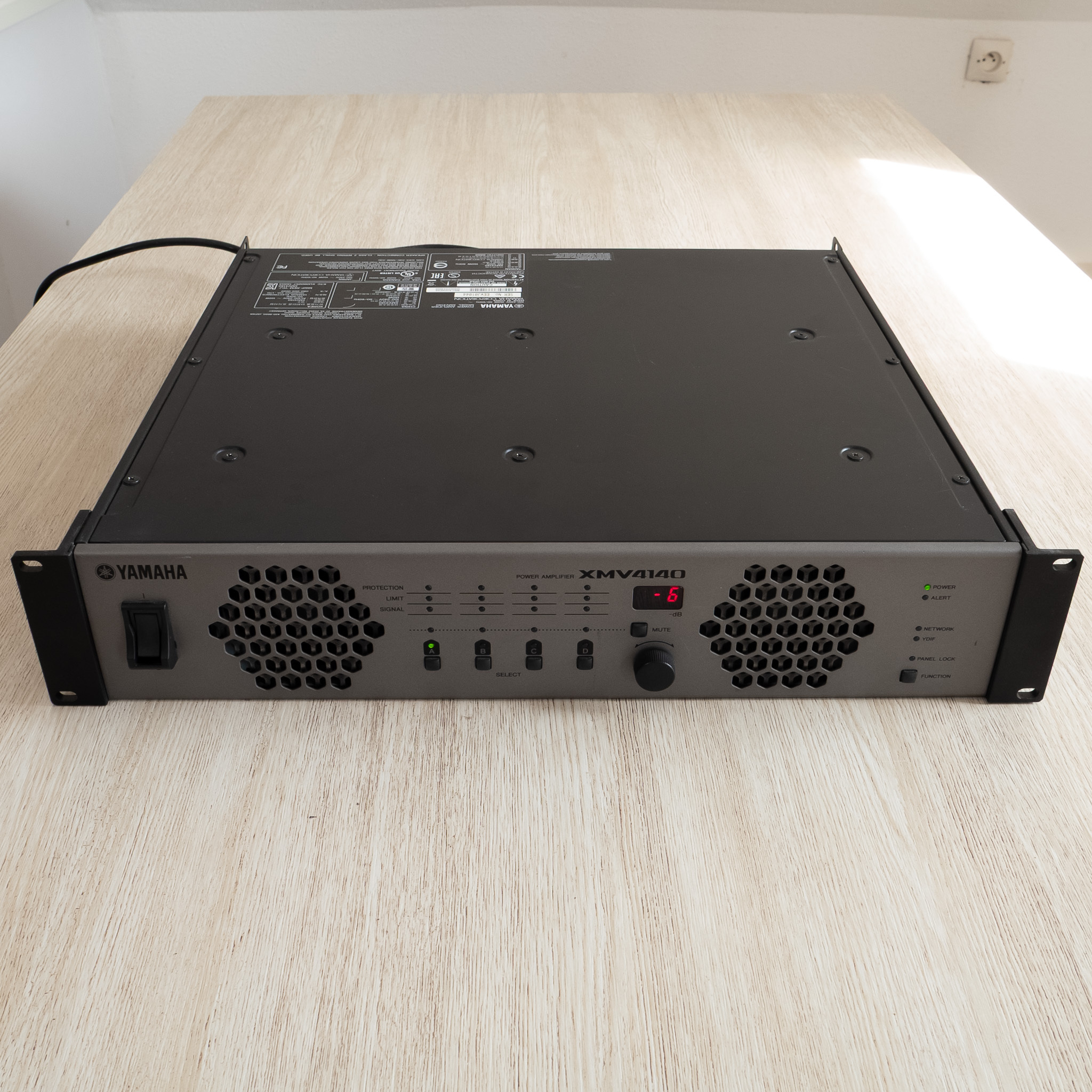 Vendons Yamaha XMV4140 : Amplificateur 4 canaux