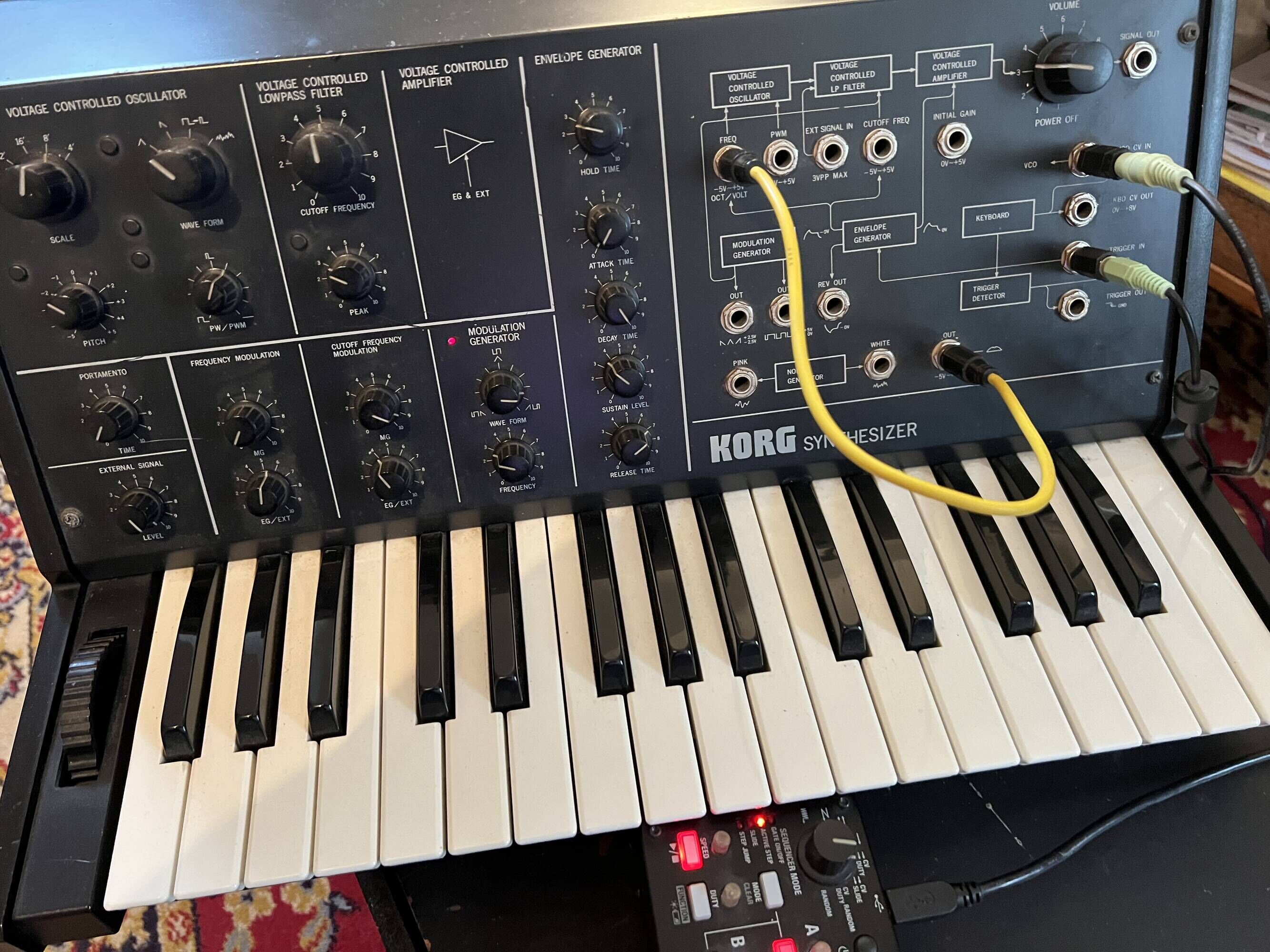 Korg MS10 de 1976 fonctionnel + Cables + Case (home made) 