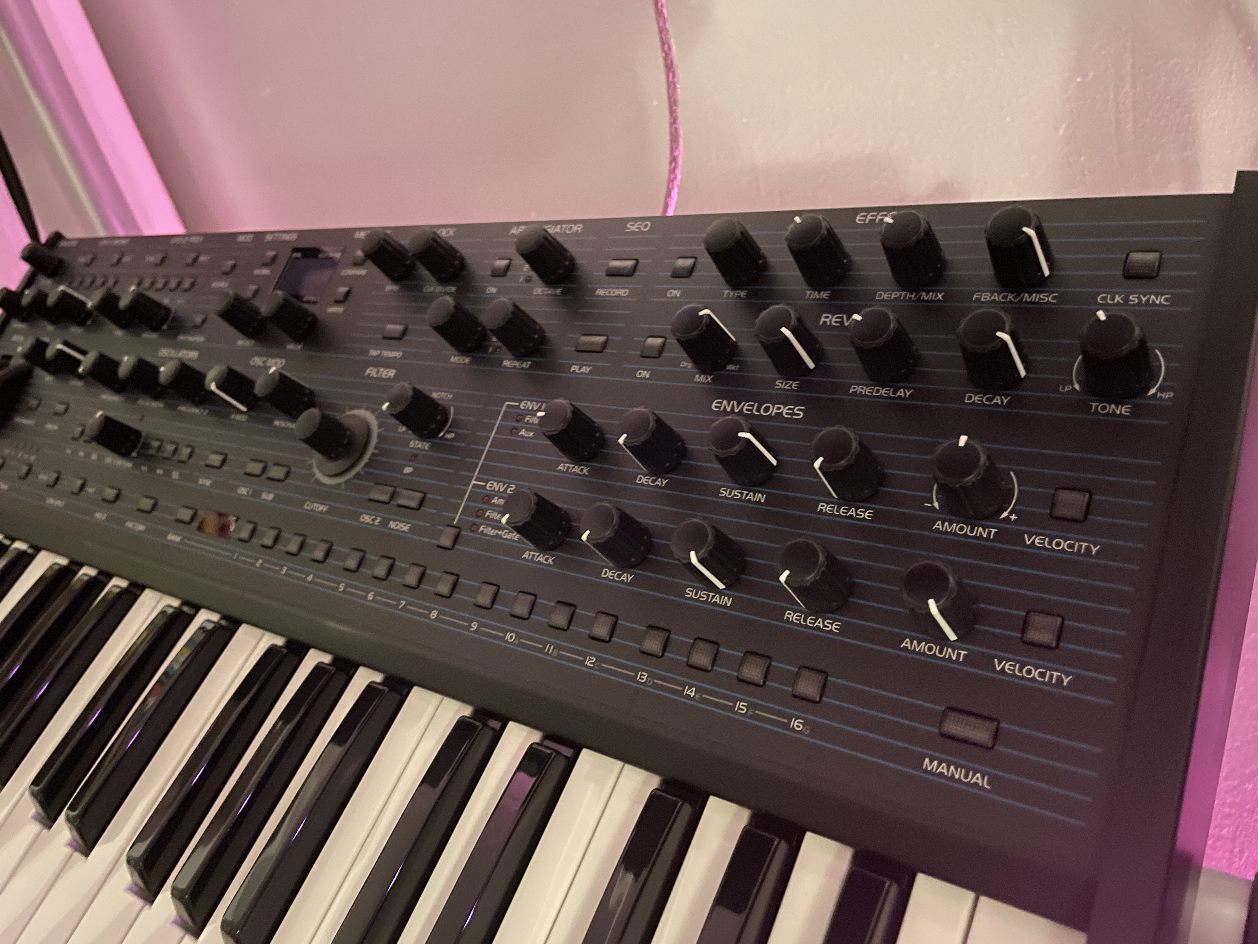 Oberheim TEO-5 avec boîte TBE