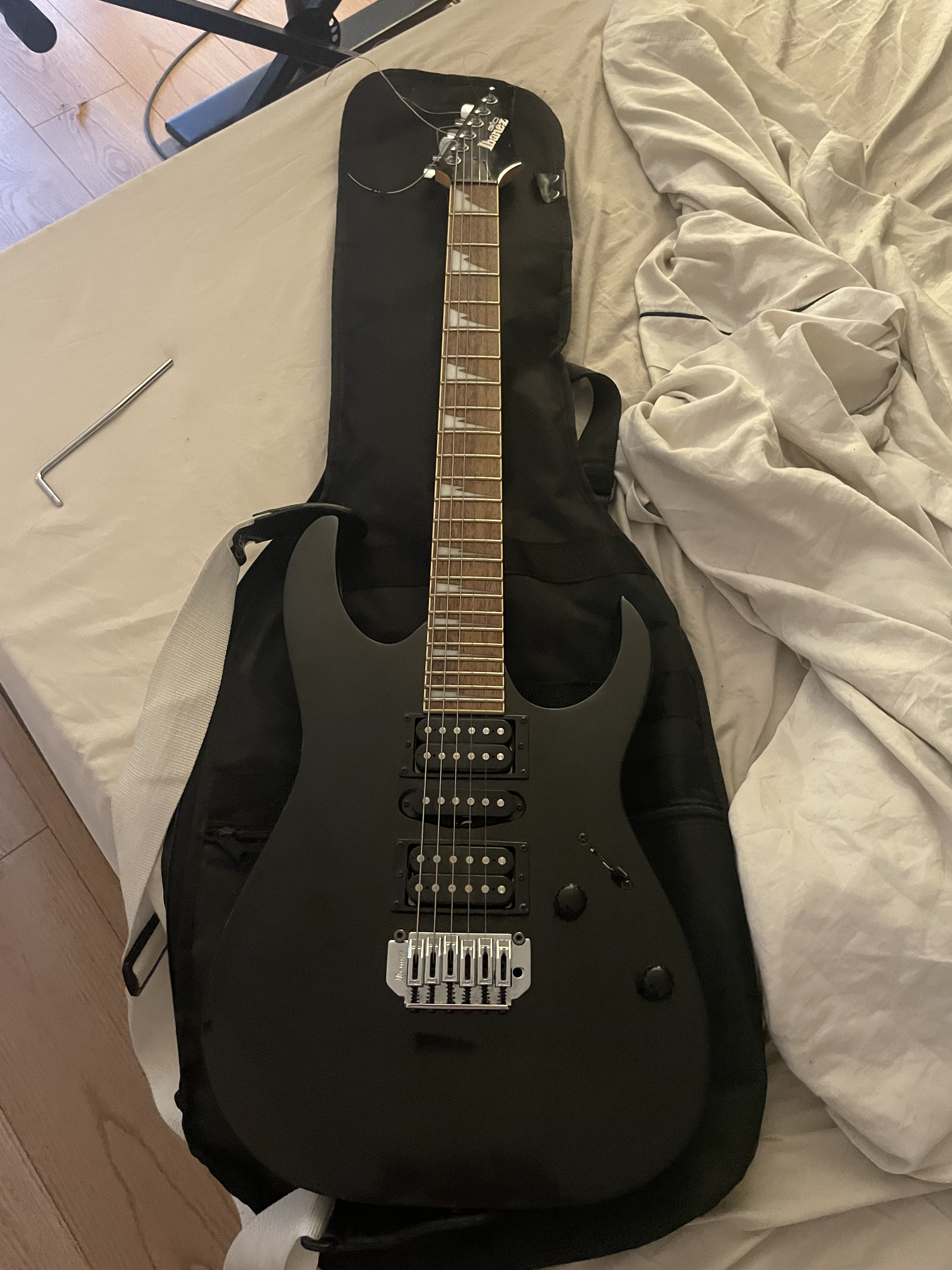 Guitare électrique Squier Stratocaster + Housse et Sangle
