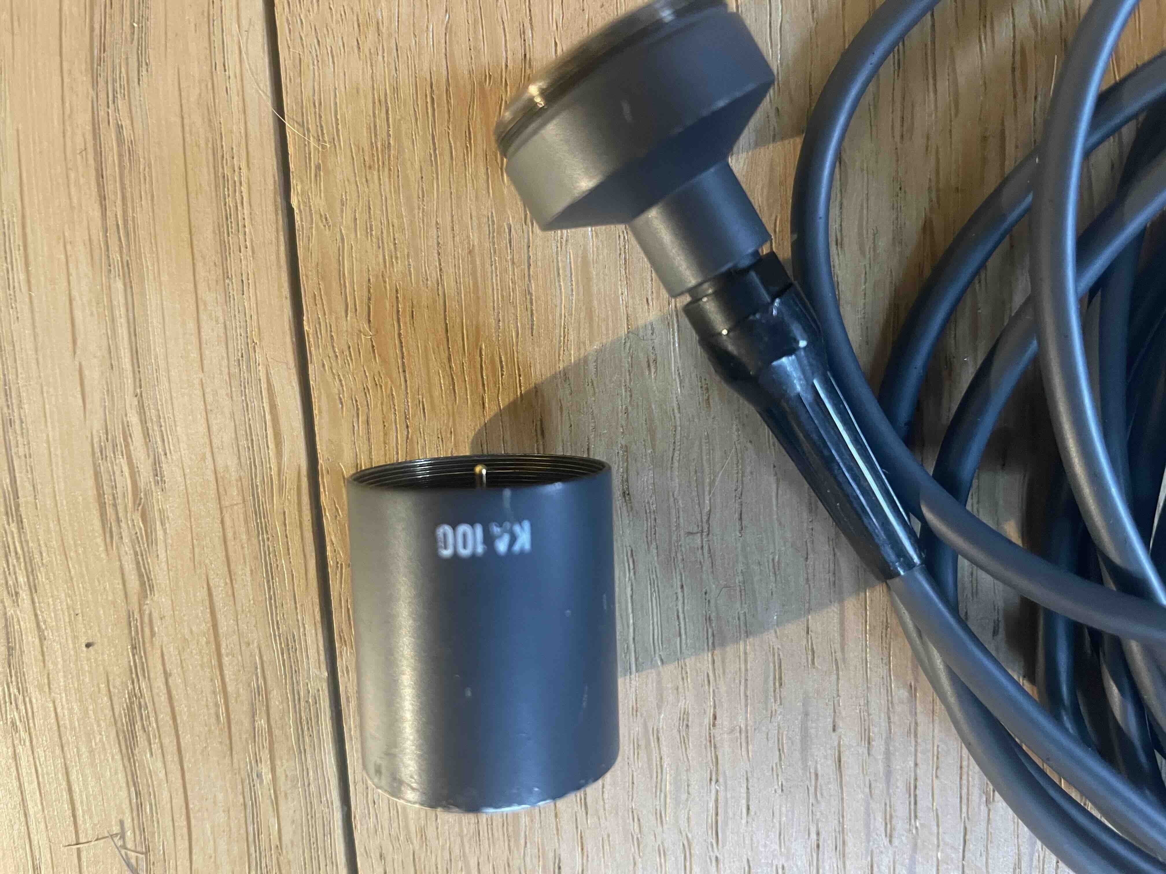 Vend 2 câbles actifs pour série Km100 Neunann 