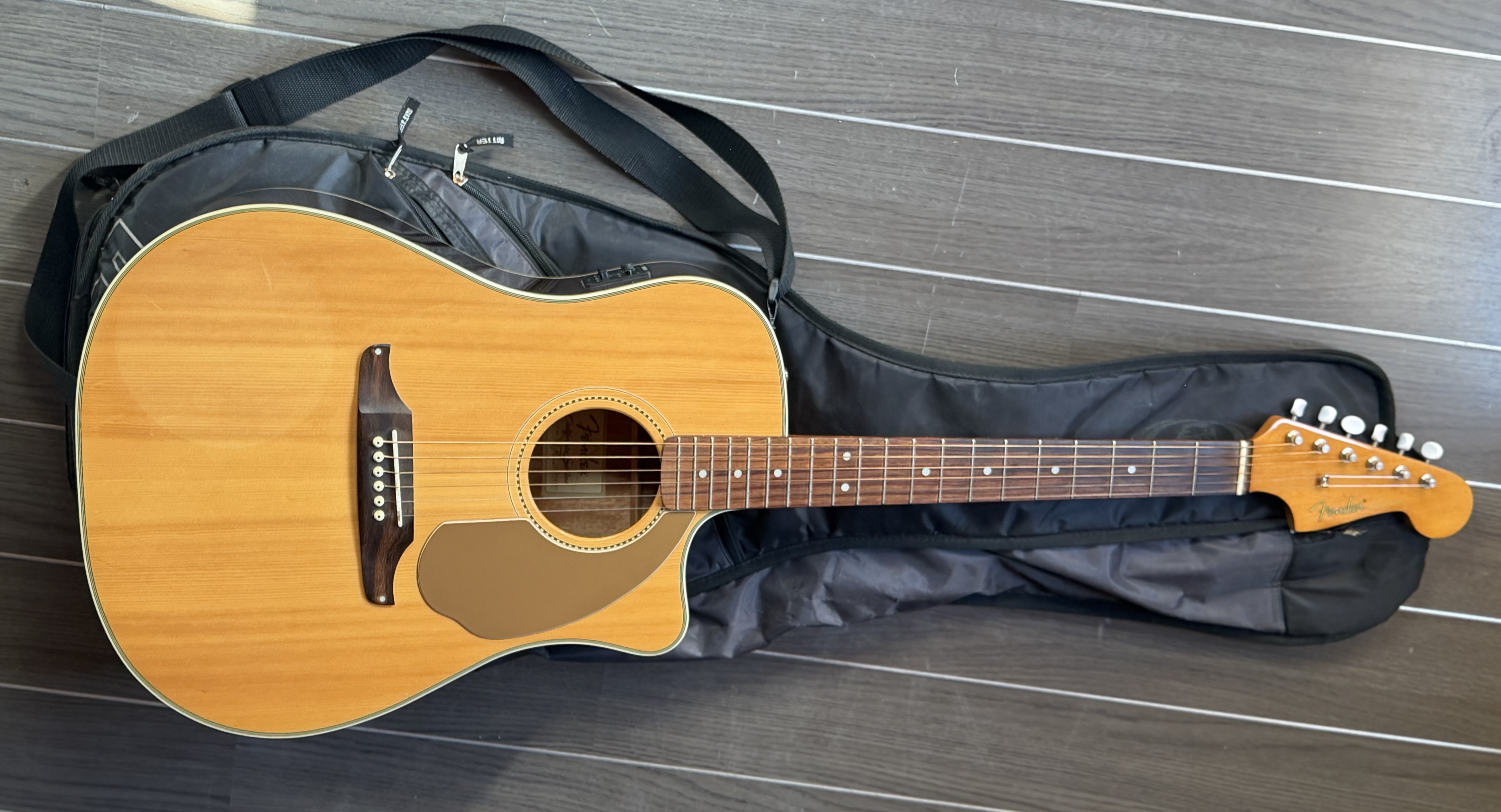 Fender Sonoran SCE NAT + Etui souple + Accessoires