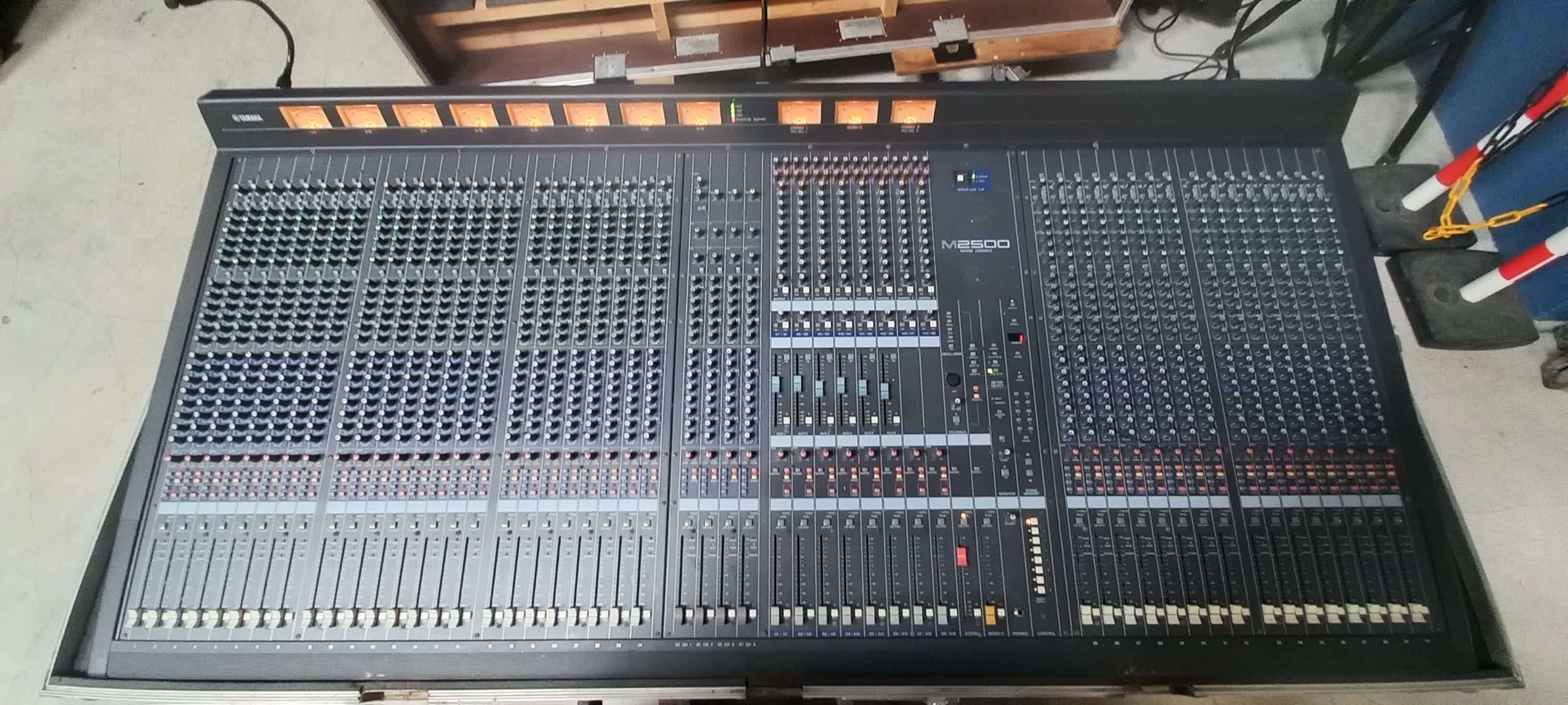 Vends table de mixage m2500 yamaha avec flightcase