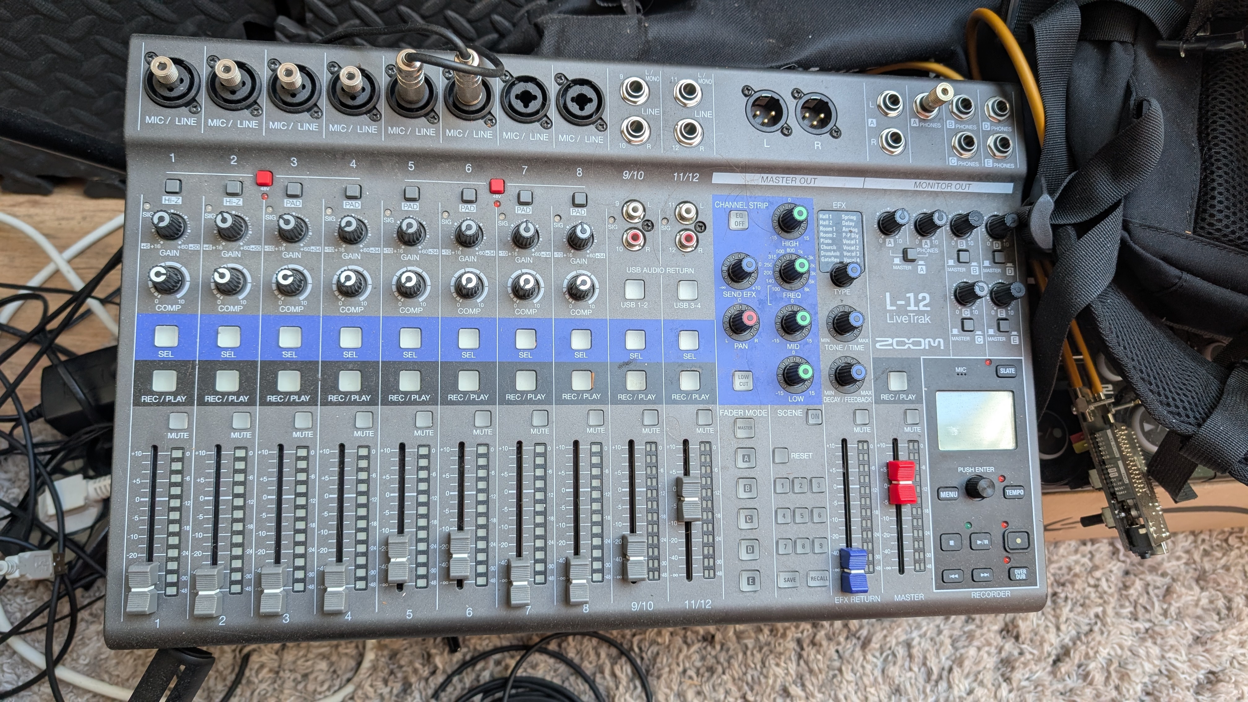 Zoom LiveTrak L-12.
