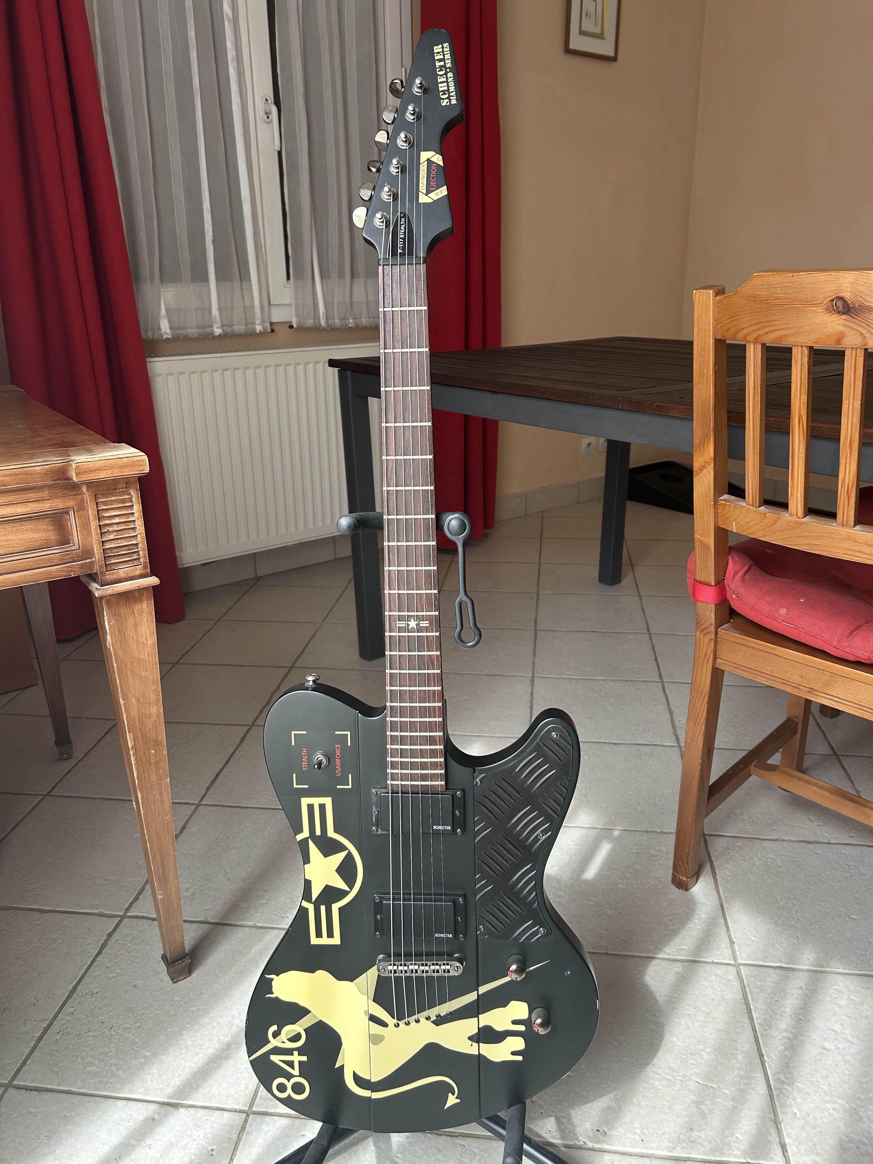 Schecter Diamond Series, modèle Ultra F-117 Stealth 
