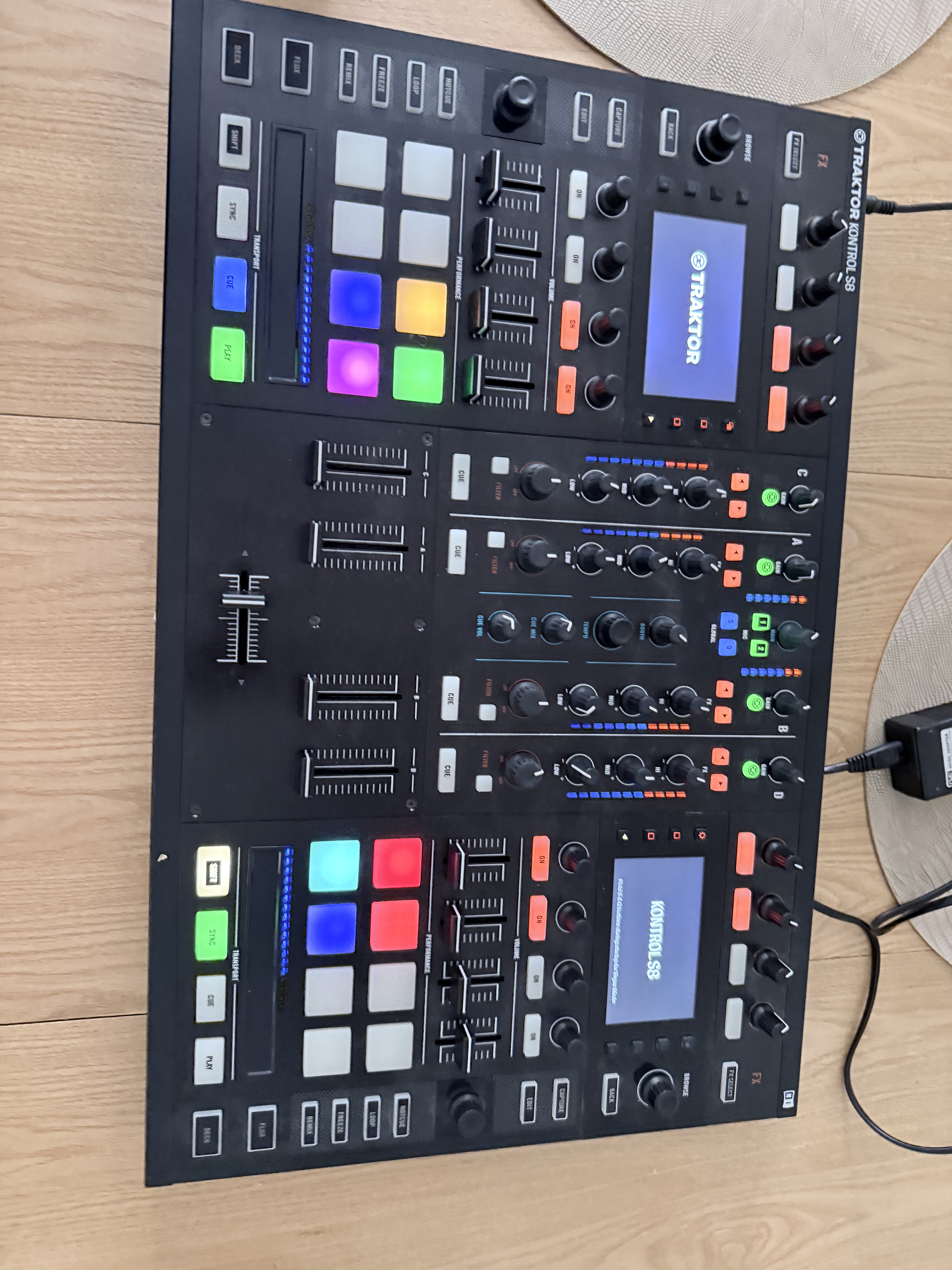 Vends contrôleur Traktor Kontrol S8 + Flight Case UGG - état quasi neuf - 1ère main