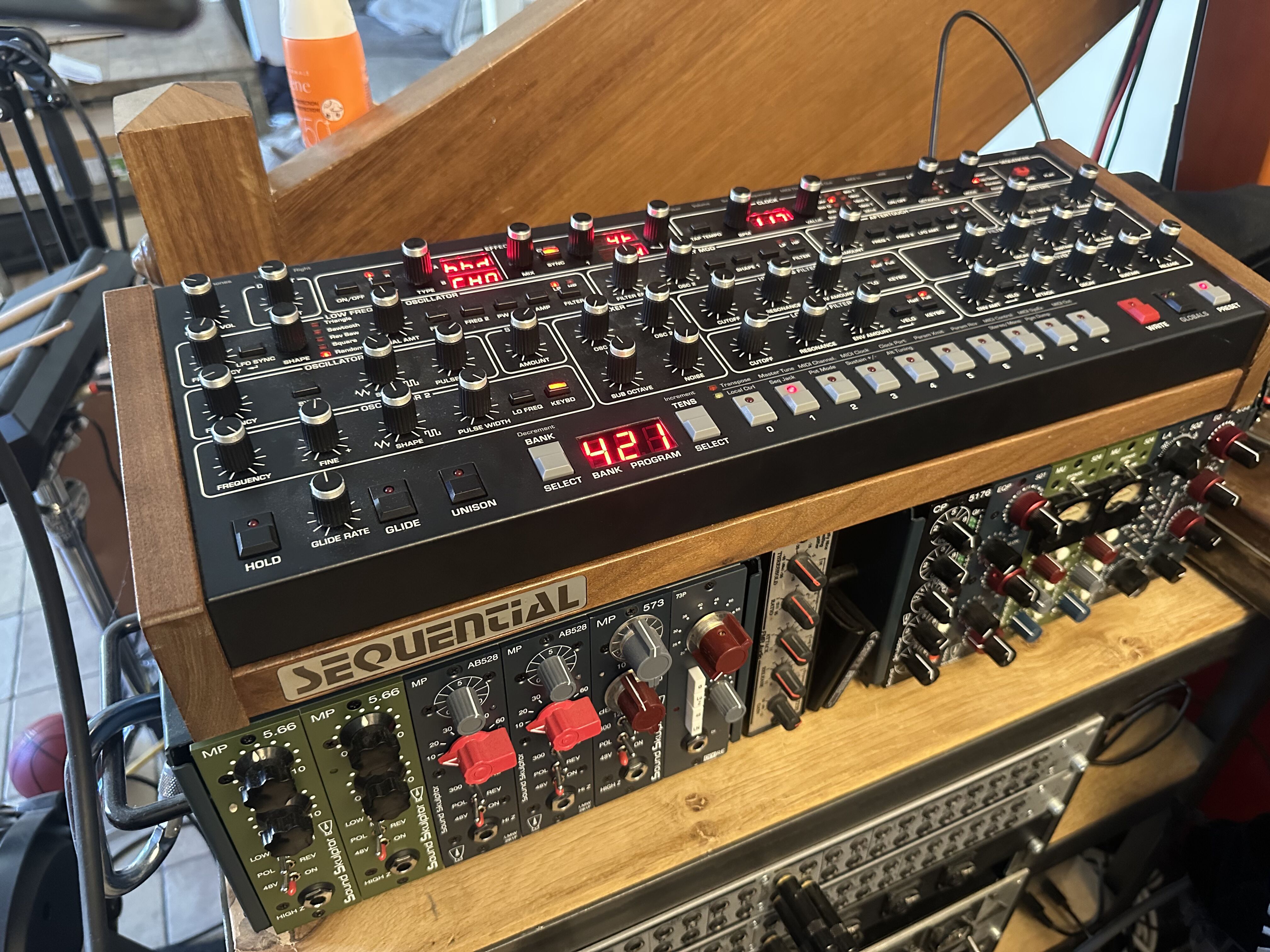 Prophet 6 avec son Decksaver