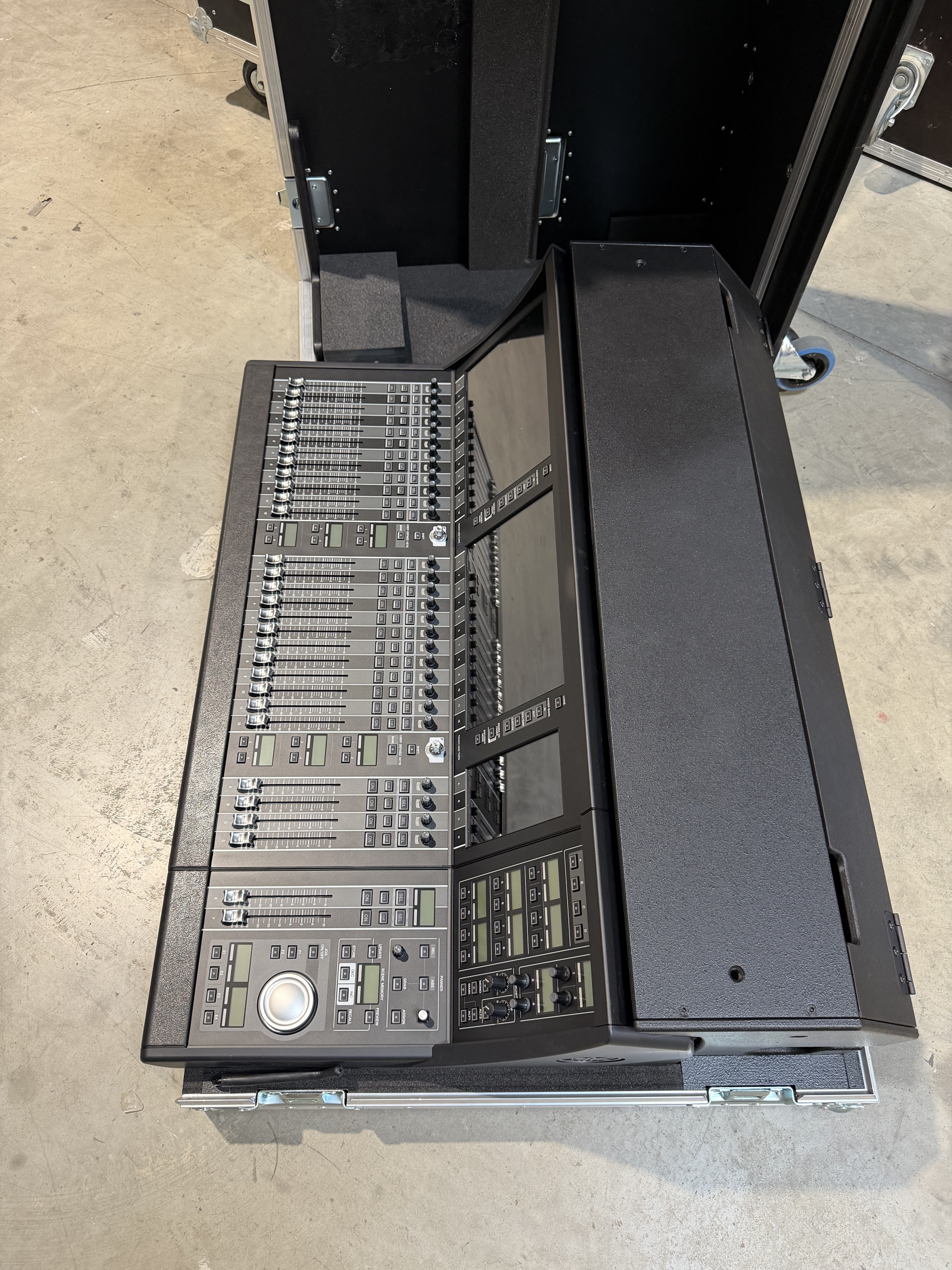 Dm7 avec extension en flight case ( état neuf ) 