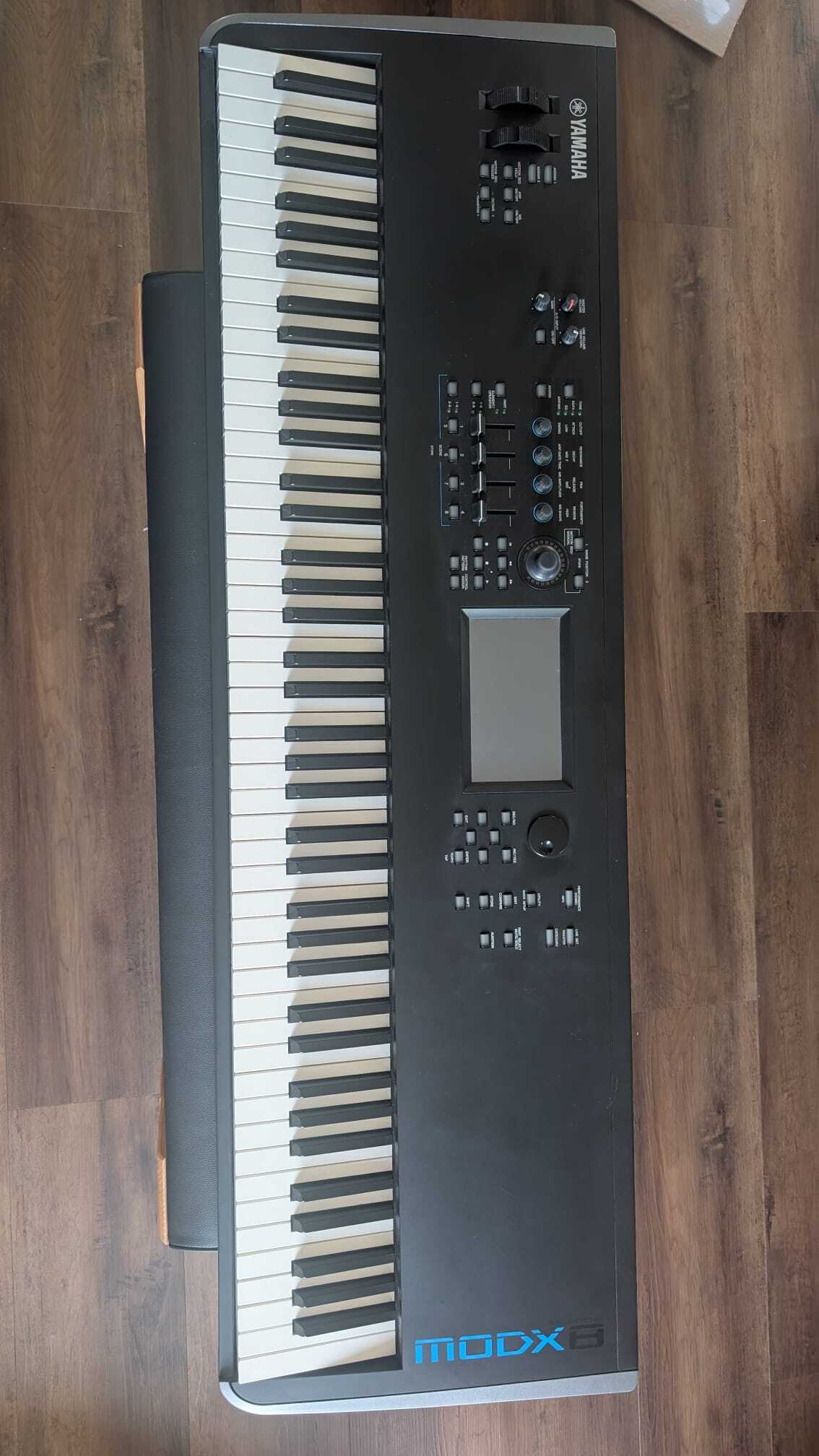 Vends ou échange MODX8 - Remise en mains propres